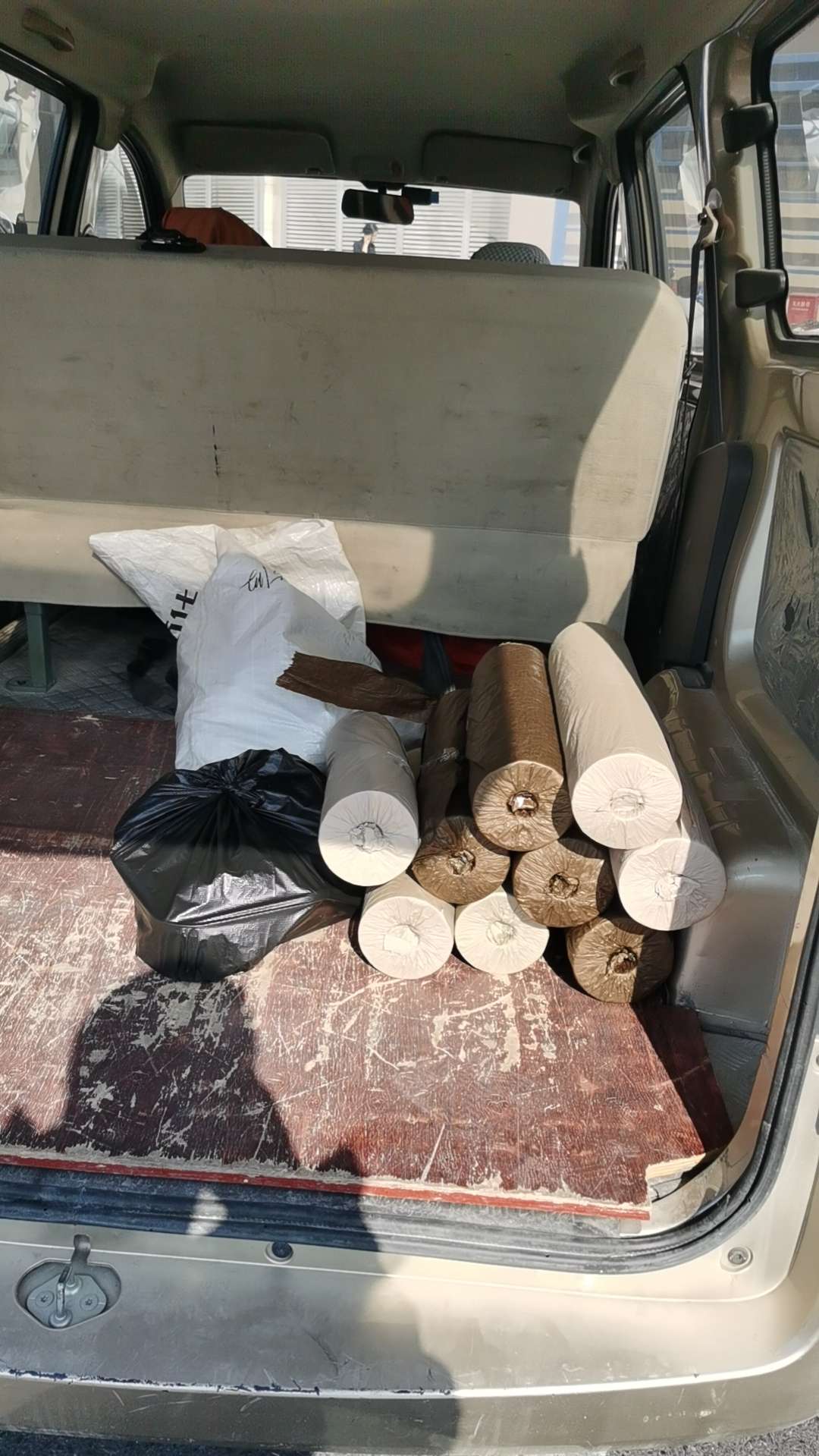 SALL品牌自粘手捲纸，有绿色，白色，咖啡色的，大红，粉丝，紫色，兰色，黑色等等，规格1.2×30码，一件48打，一打细节图