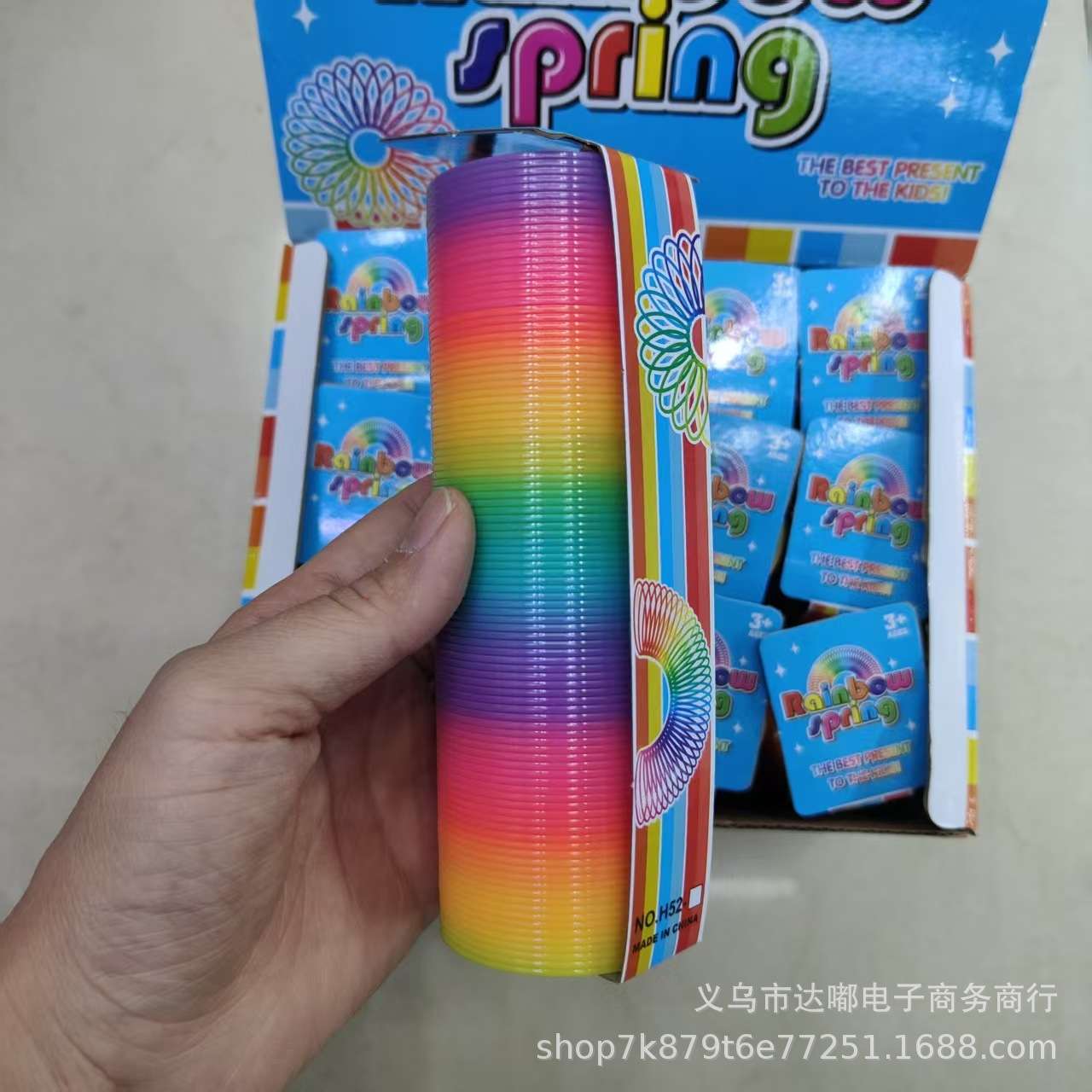 Large rainbow ring magic plastic folding ring Spring ring toy luminous elastic pull ring Rainbow ring children's game Specification image