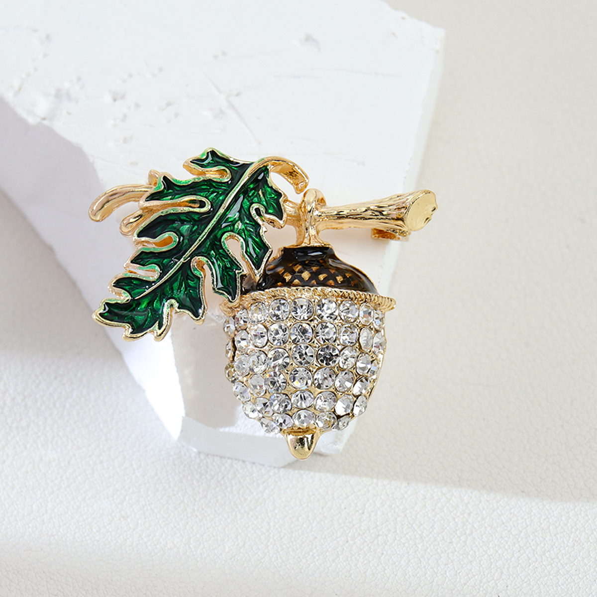 银饰胸针/胸针/滴油徽章/滴油胸针徽章/胸针女士收腰时尚白底实物图