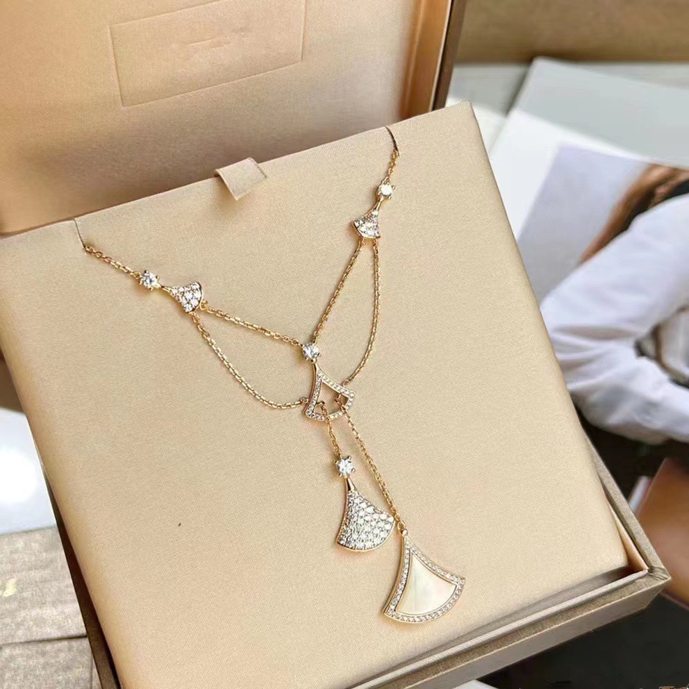 A double-layered dress necklace with 18K rose gold plating, light luxury and versatile, featuring white shell tassels and a collarbone chain for women Specification image