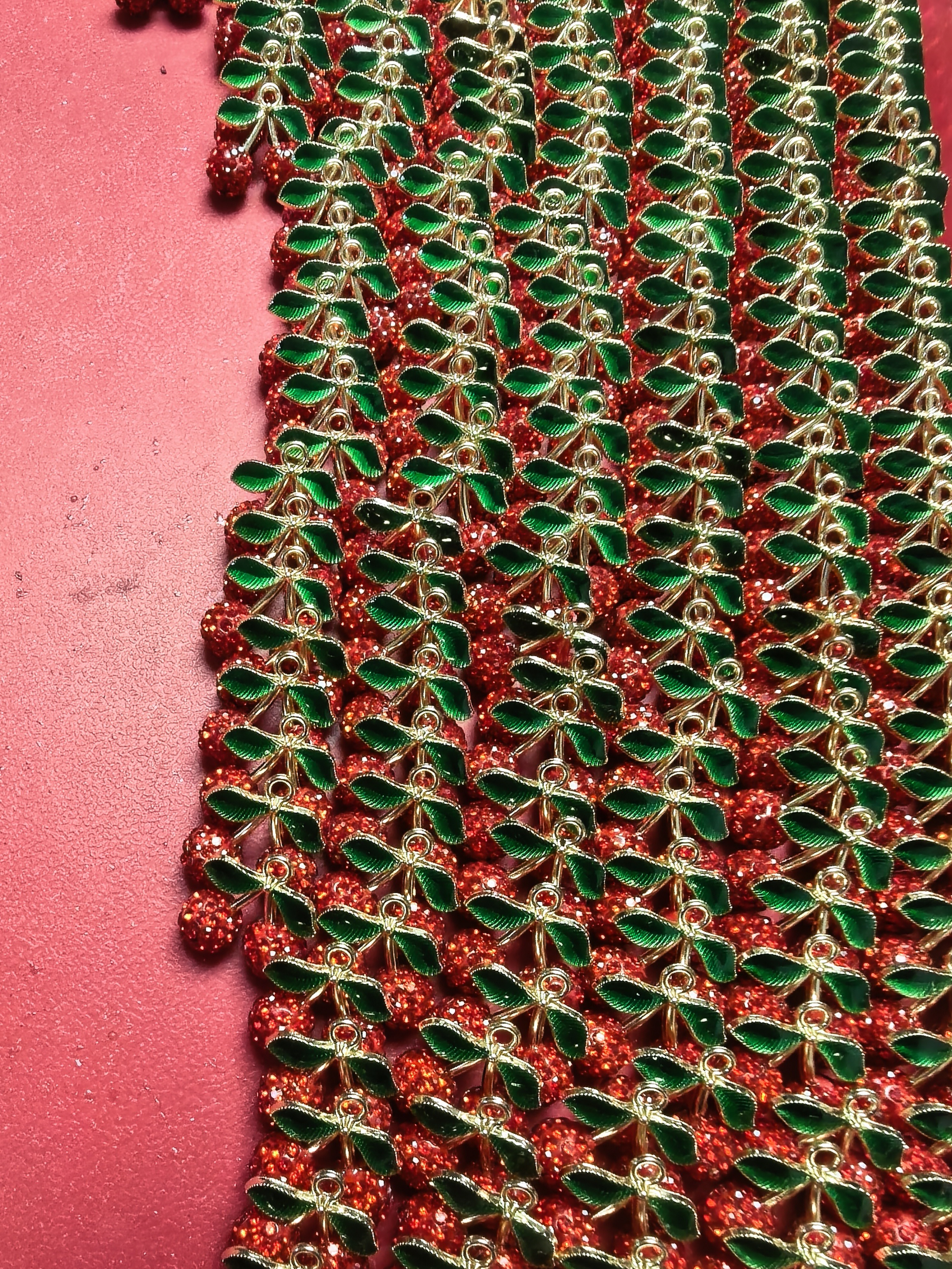 手机链配件、饰品配件、鞋子配件。