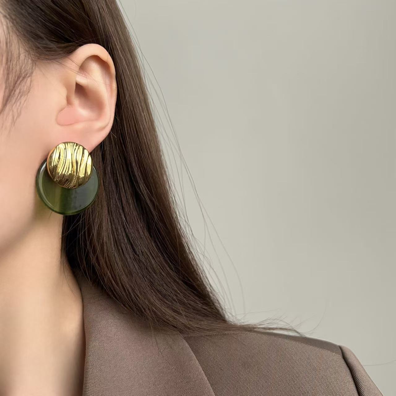 Retro metal texture spliced acetate ear studs, niche design sense, light luxury earrings, versatile for commuting, elegant earrings for women detail image 5