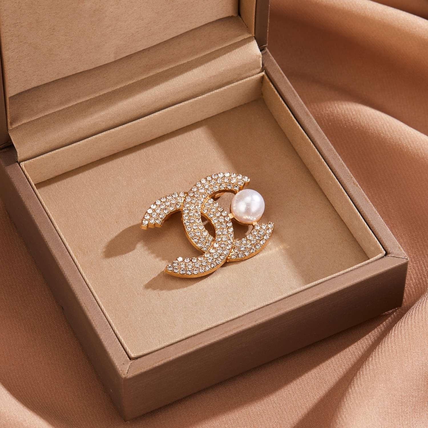 Cross-border best-selling brooches, high-end and light luxury design, niche pins, anti-glare and elegant corsages, clothing accessories Specification image