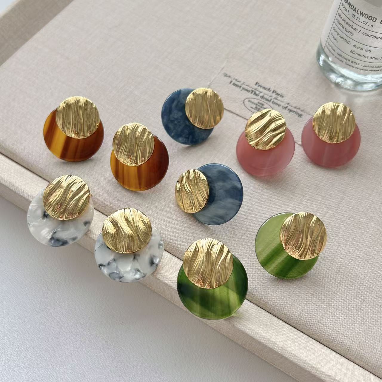 Retro metal texture spliced acetate ear studs, niche design sense, light luxury earrings, versatile for commuting, elegant earrings for women detail image 3