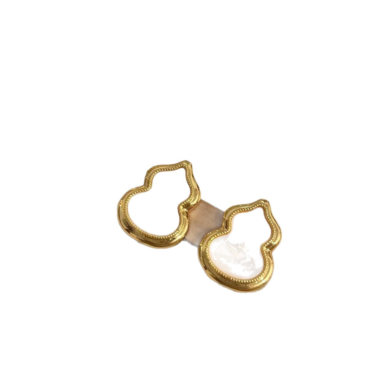 Geometric court-style exquisite and small stud earrings, French light luxury and high-end feel, niche fashion and temperament earrings, women's earrings detail image 5