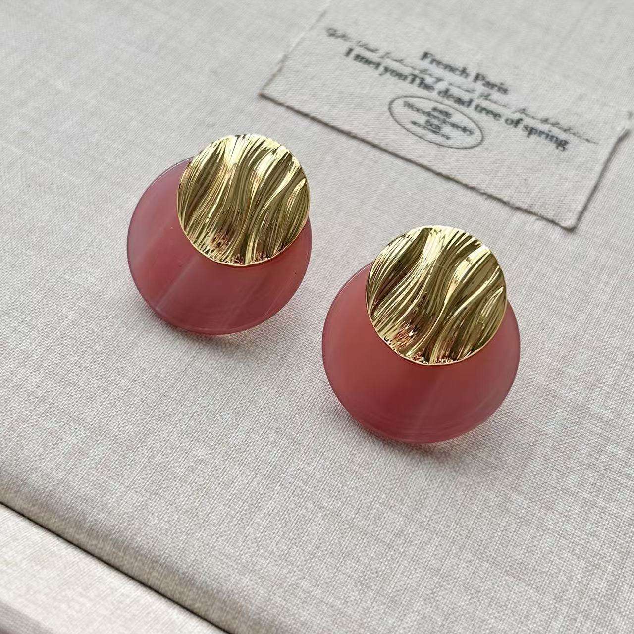 Retro metal texture spliced acetate ear studs, niche design sense, light luxury earrings, versatile for commuting, elegant earrings for women details Picture