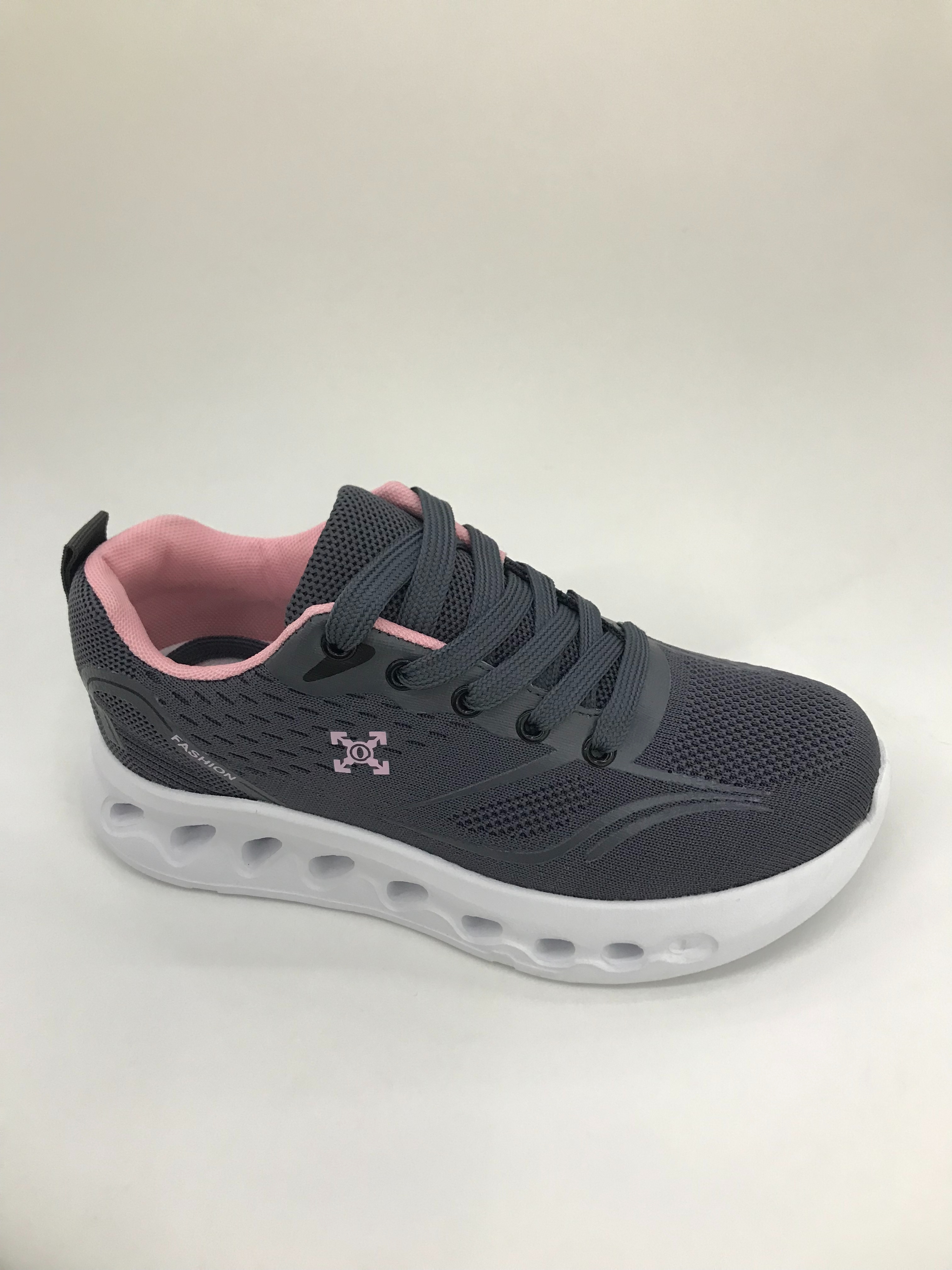 The breathable and comfortable sports shoes for women are lightweight, anti-slip and wear-resistant full figure