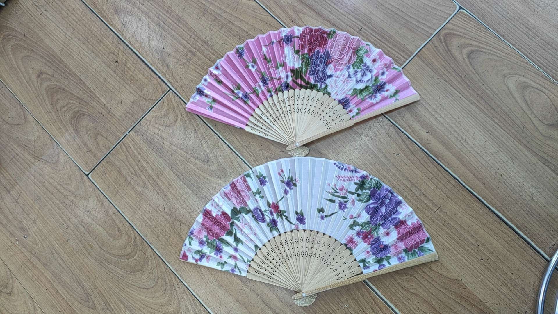 Customized cultural and creative folding fans, Chinese-style summer gifts, silk and cloth fans, children's fans details Picture