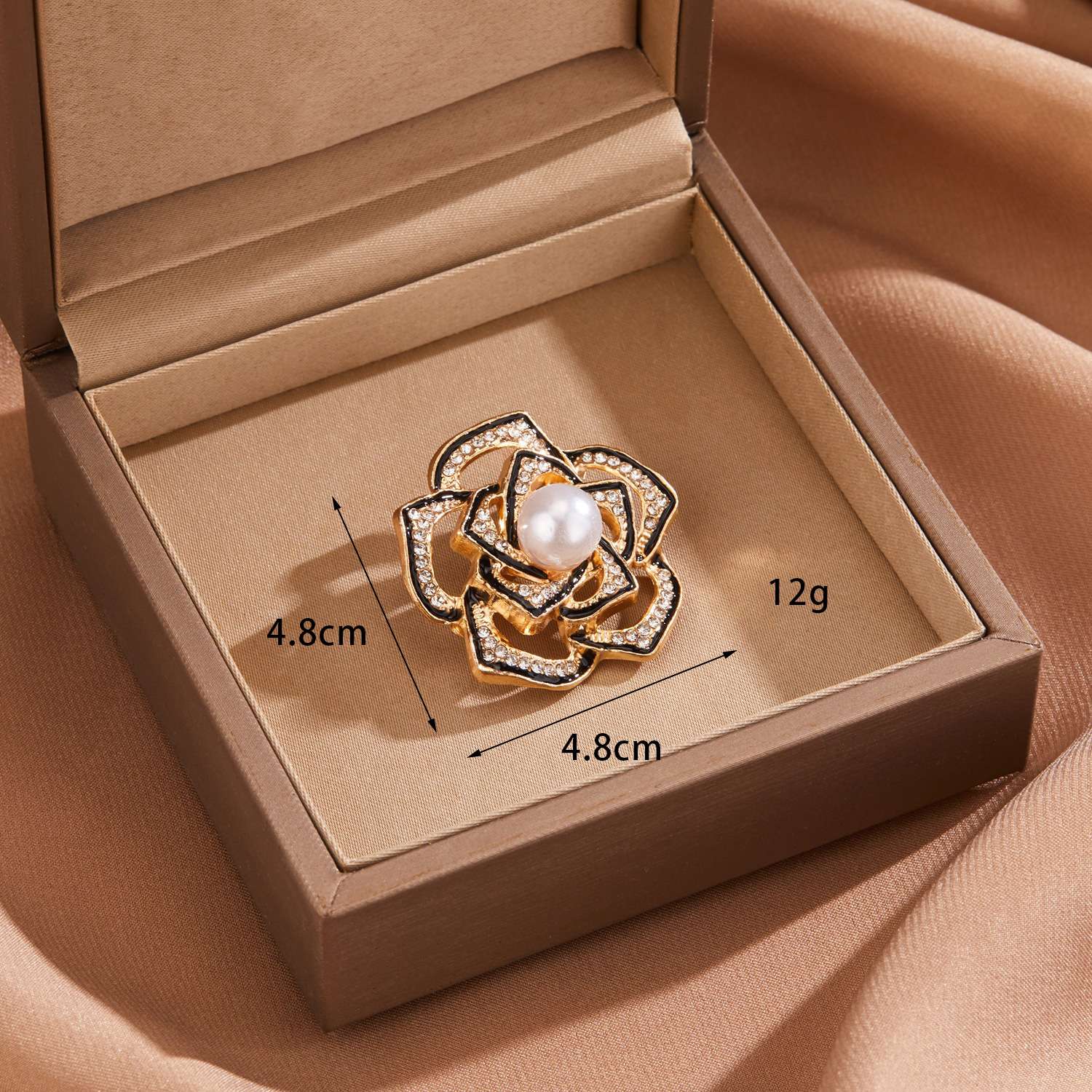 Cross-border best-selling brooches, high-end and light luxury design, niche pins, anti-glare and elegant corsages, clothing accessories detail image 8