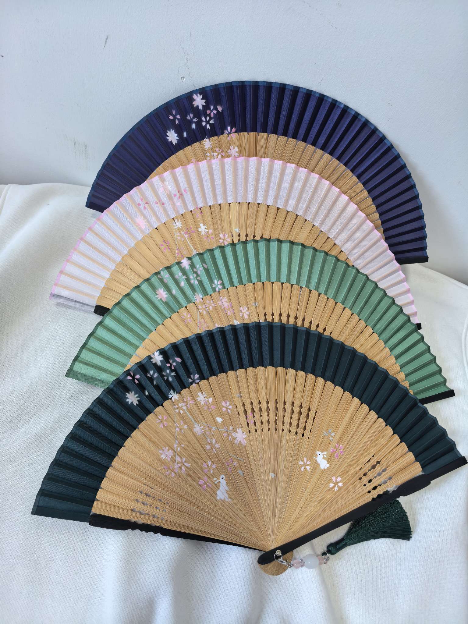 樱花扇子折扇喷绘真丝扇子白底实物图