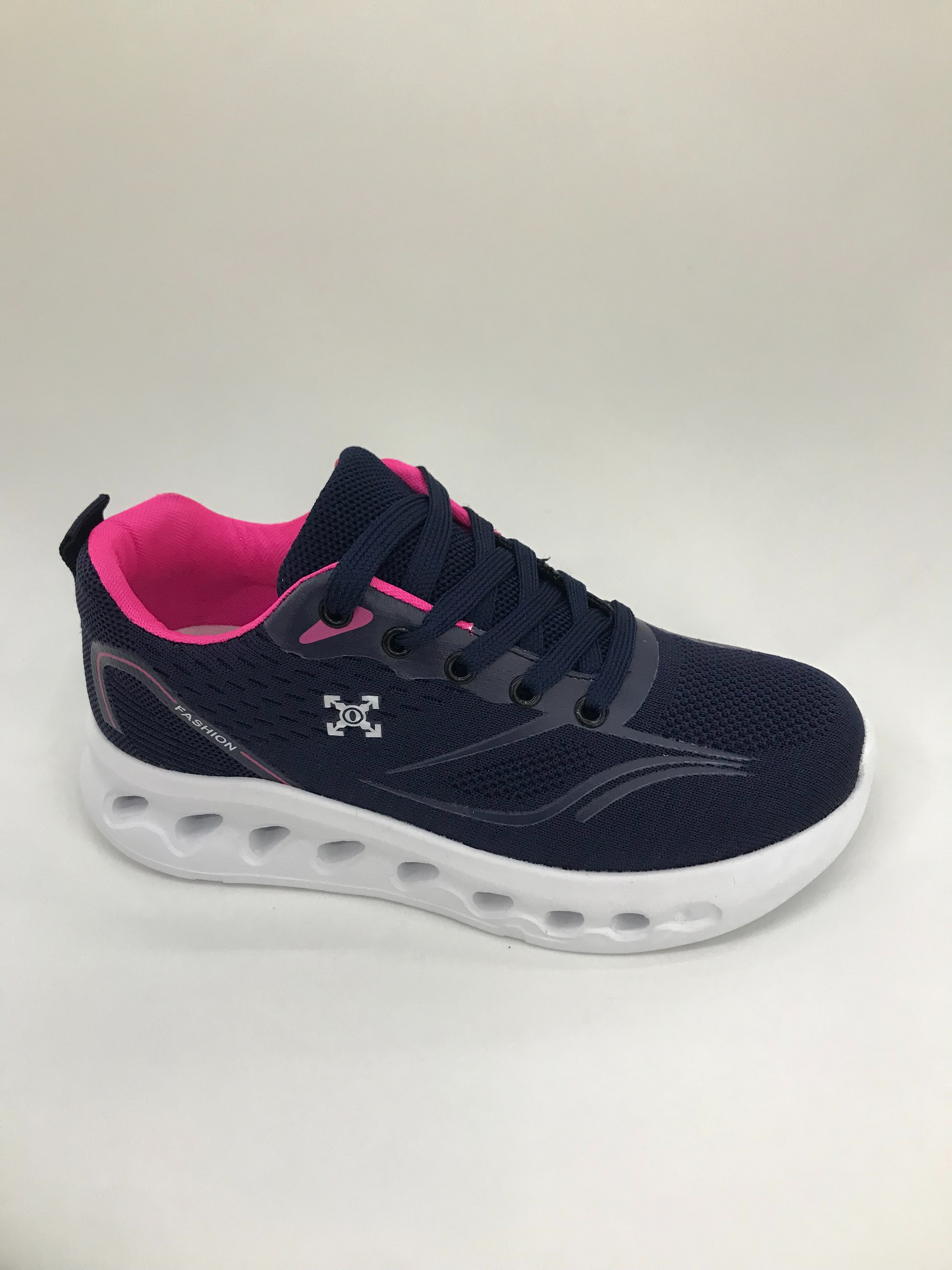The breathable and comfortable sports shoes for women are lightweight, anti-slip and wear-resistant details Picture