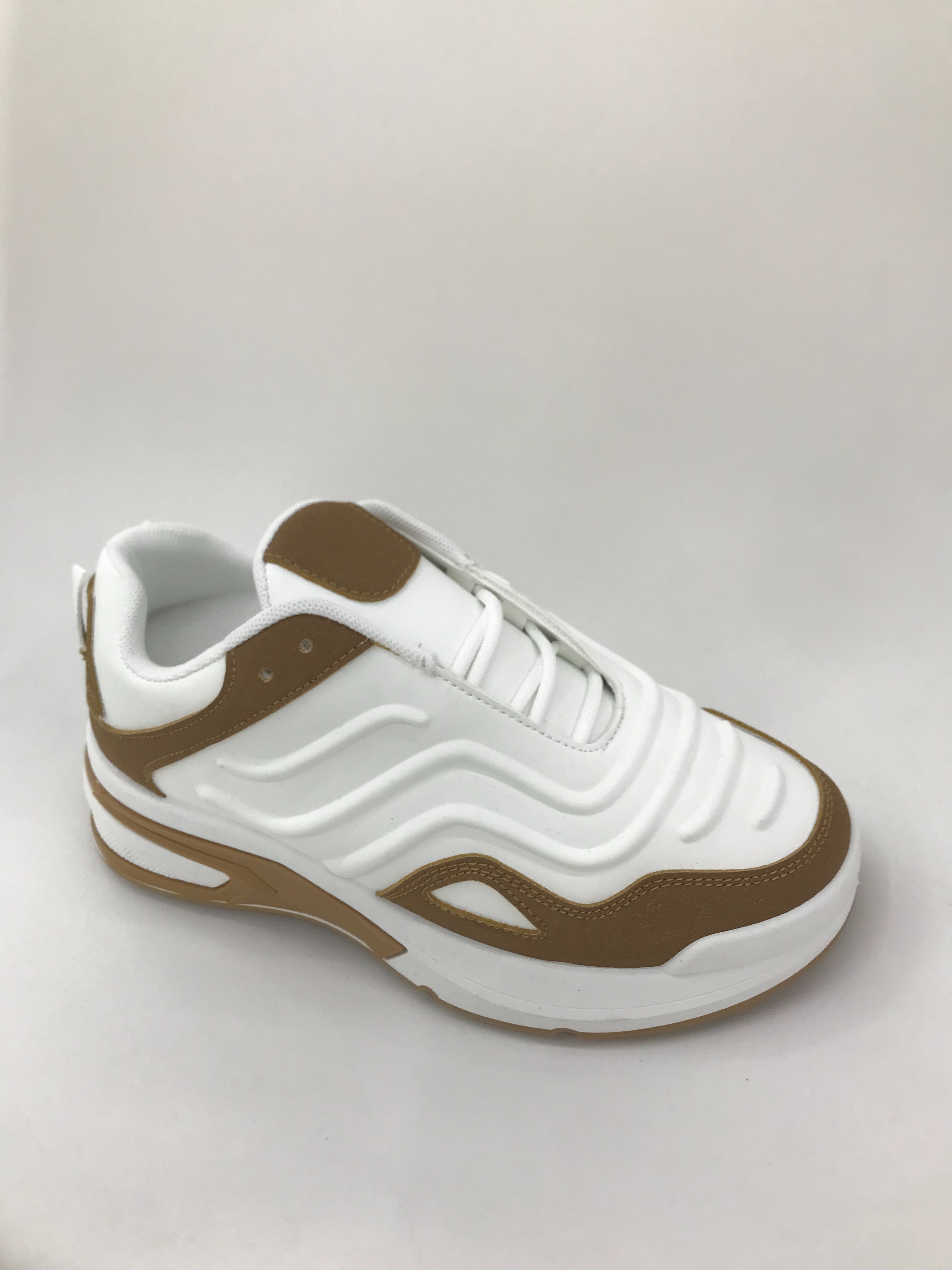 Thick-soled women's shoes are comfortable, breathable and fashionable sports shoes full figure