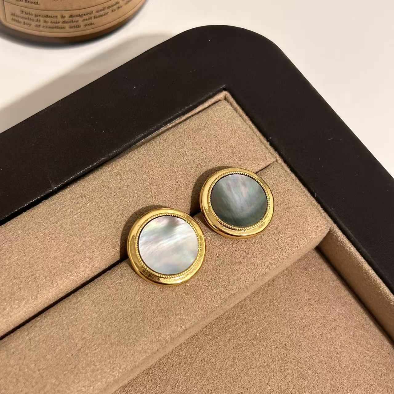 Geometric court-style exquisite and small stud earrings, French light luxury and high-end feel, niche fashion and temperament earrings, women's earrings detail image 7