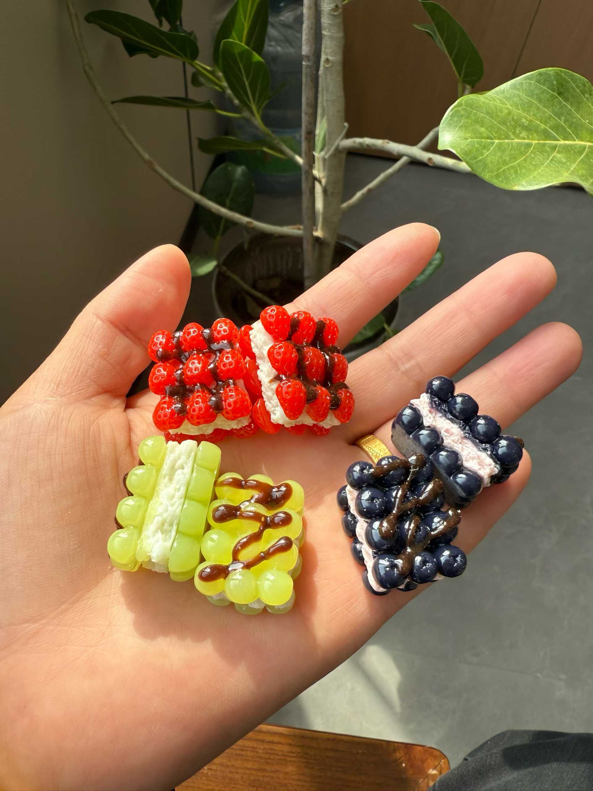 Simulated fruit-filled cake, blueberry and strawberry bread, resin accessories, diy ornaments, keychains, hair clips, hair ties