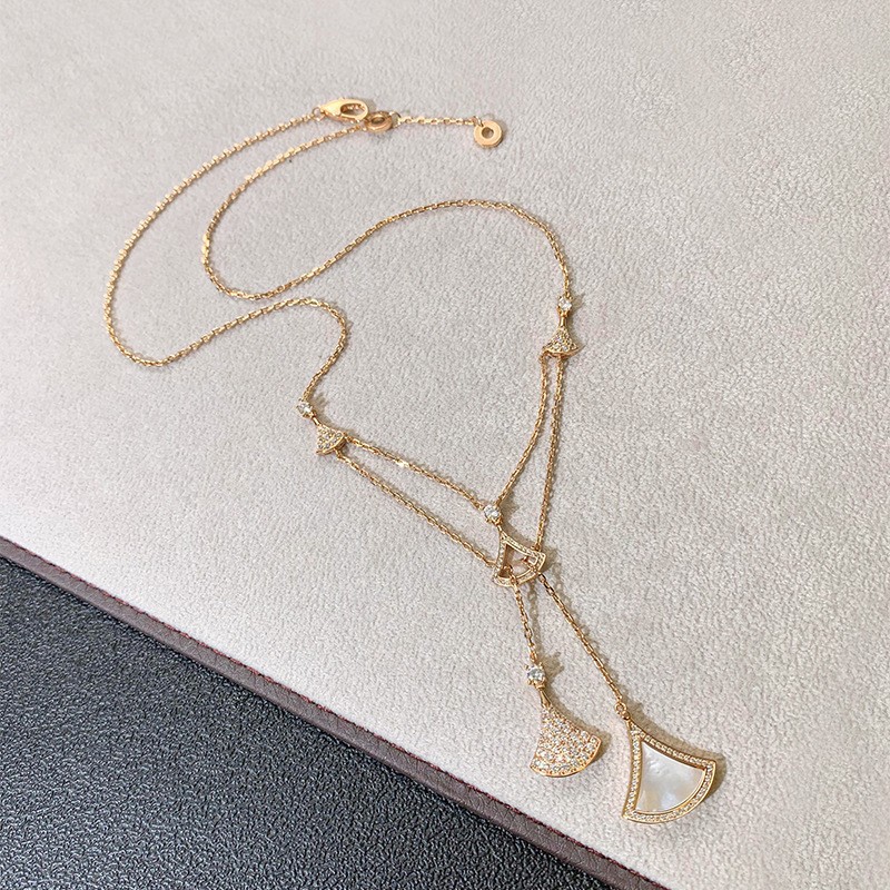 A double-layered dress necklace with 18K rose gold plating, light luxury and versatile, featuring white shell tassels and a collarbone chain for women Application Scenario