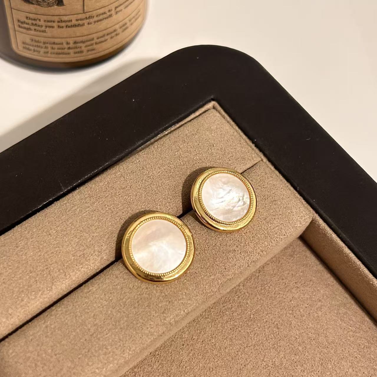 Geometric court-style exquisite and small stud earrings, French light luxury and high-end feel, niche fashion and temperament earrings, women's earrings Specification image