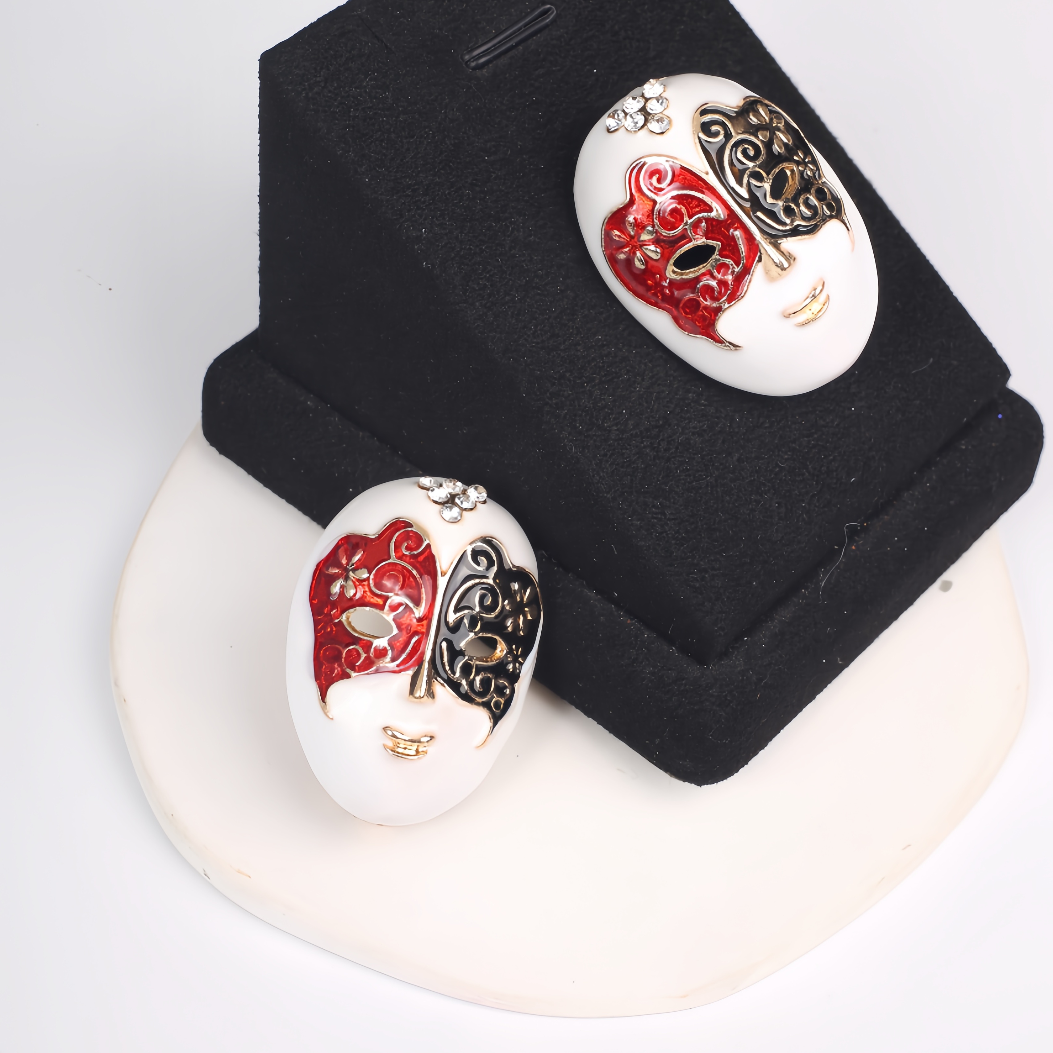 银饰胸针/胸针/滴油徽章/滴油胸针徽章/胸针女士收腰时尚白底实物图