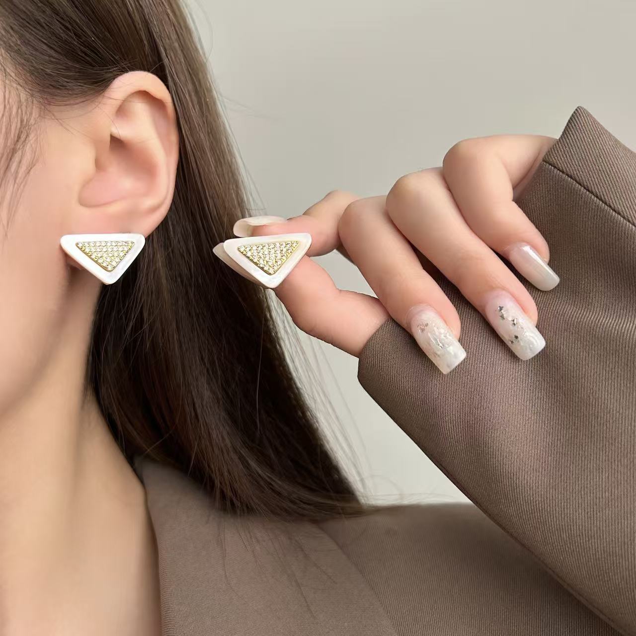 Geometric court-style exquisite and small stud earrings, French light luxury and high-end feel, niche fashion and temperament earrings, women's earrings detail image 10