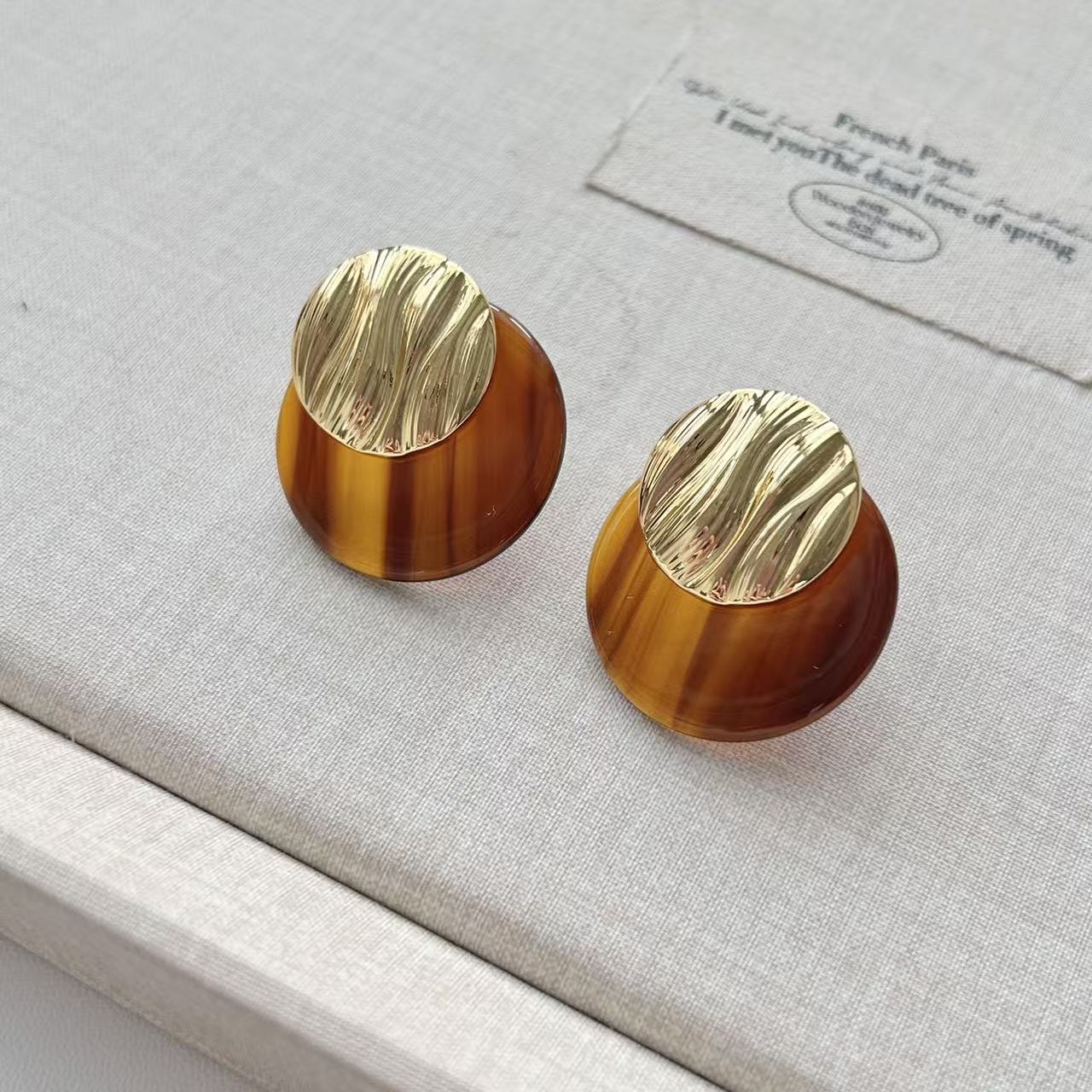Retro metal texture spliced acetate ear studs, niche design sense, light luxury earrings, versatile for commuting, elegant earrings for women detail image 10