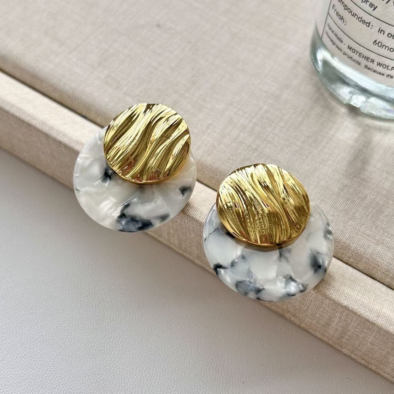 Retro metal texture spliced acetate ear studs, niche design sense, light luxury earrings, versatile for commuting, elegant earrings for women detail image 7