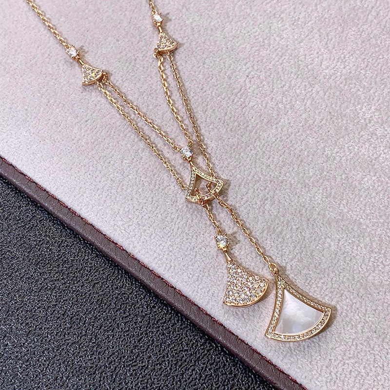 A double-layered dress necklace with 18K rose gold plating, light luxury and versatile, featuring white shell tassels and a collarbone chain for women Item Picture