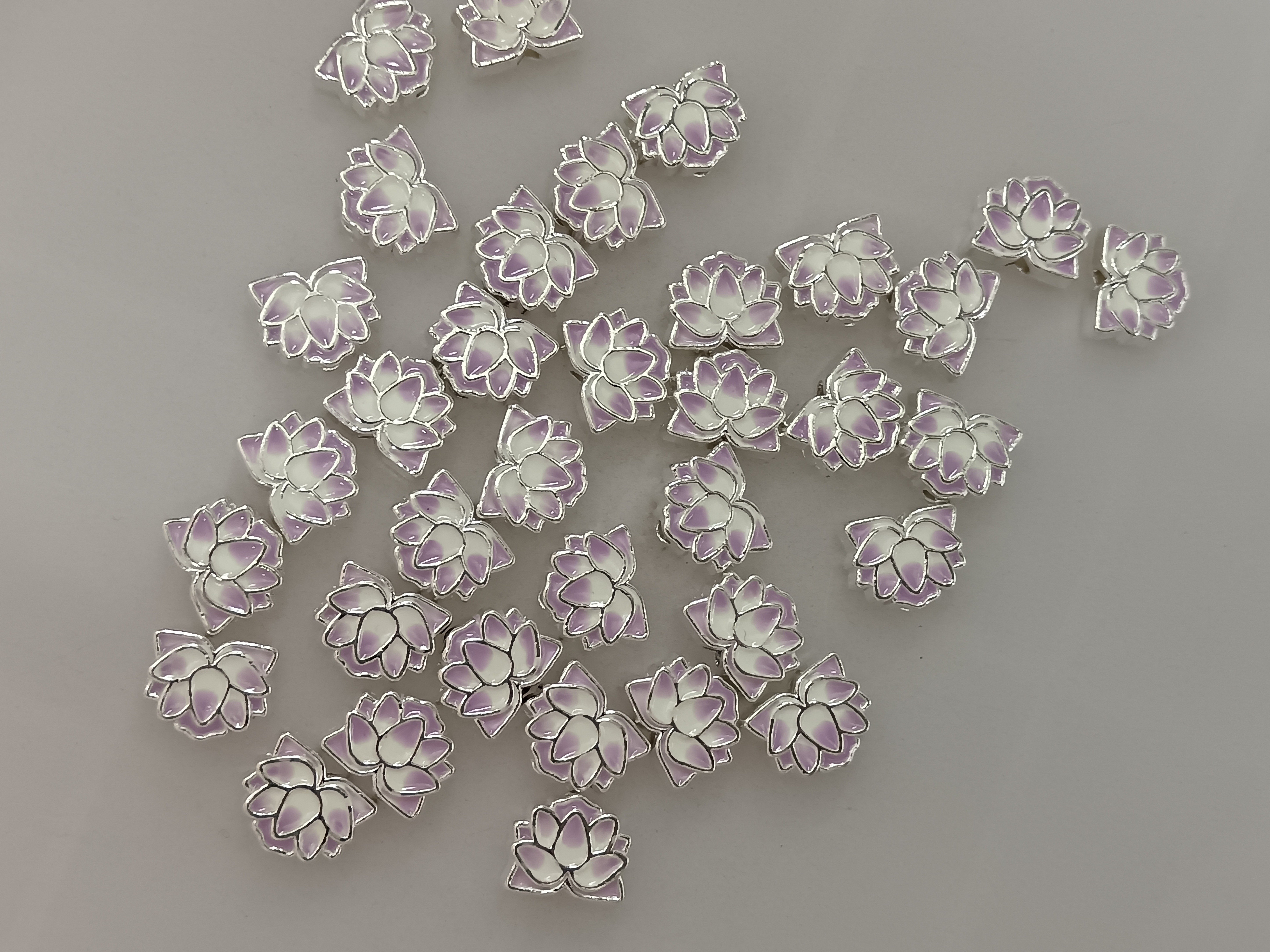 DIY jewelry accessories: alloy epoxy resin two-color lotus pendant, classical new Chinese style earrings, headwear, hairpin, pendant accessories Specification image