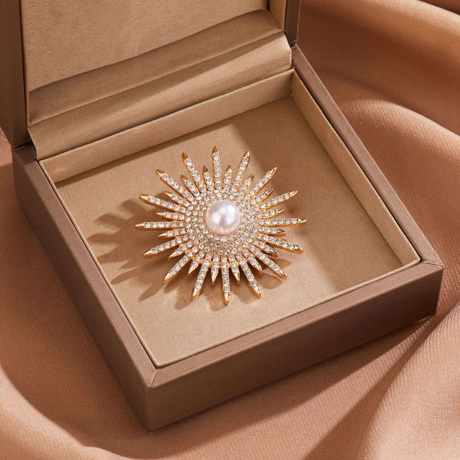 Cross-border best-selling brooches, high-end and light luxury design, niche pins, anti-glare and elegant corsages, clothing accessories Application Scenario