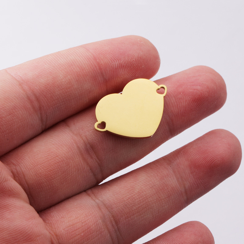Mirror-finish stainless steel vacuum electroplated heart-shaped pendant, heart necklace, bracelet accessory, DIY laser pendant Application Scenario