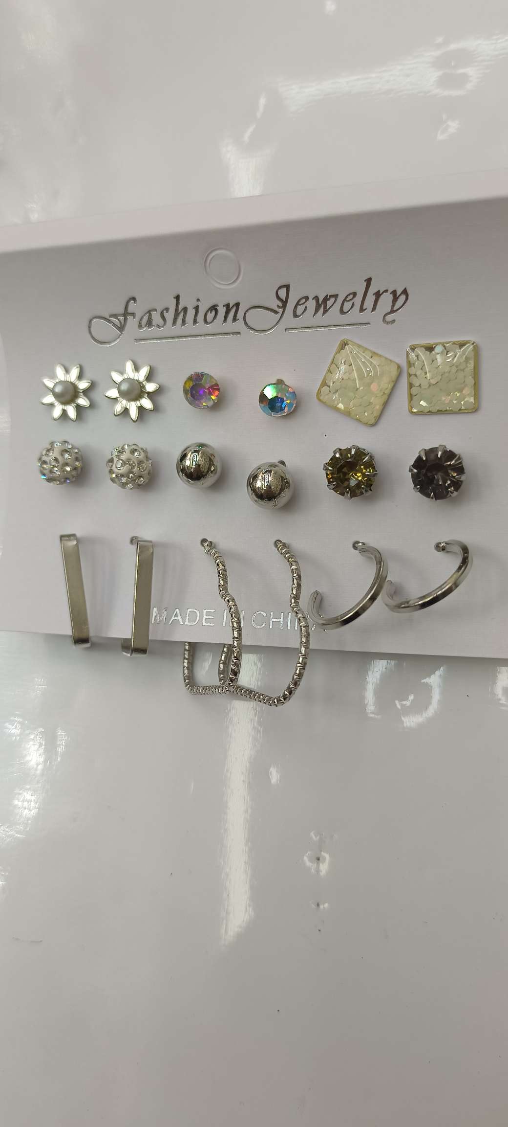 New fashionable and simple ear accessories with four-pronged stud earrings, ear piercings and ear clips full figure