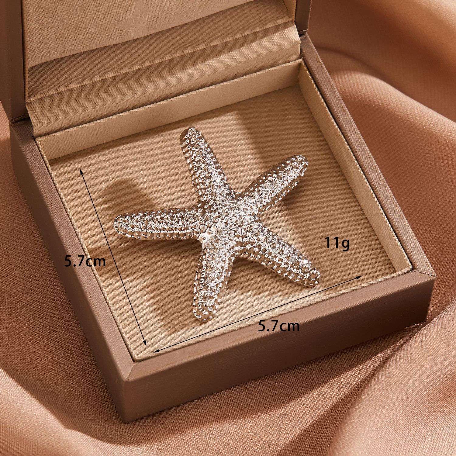 Cross-border best-selling brooches, high-end and light luxury design, niche pins, anti-glare and elegant corsages, clothing accessories detail image 6
