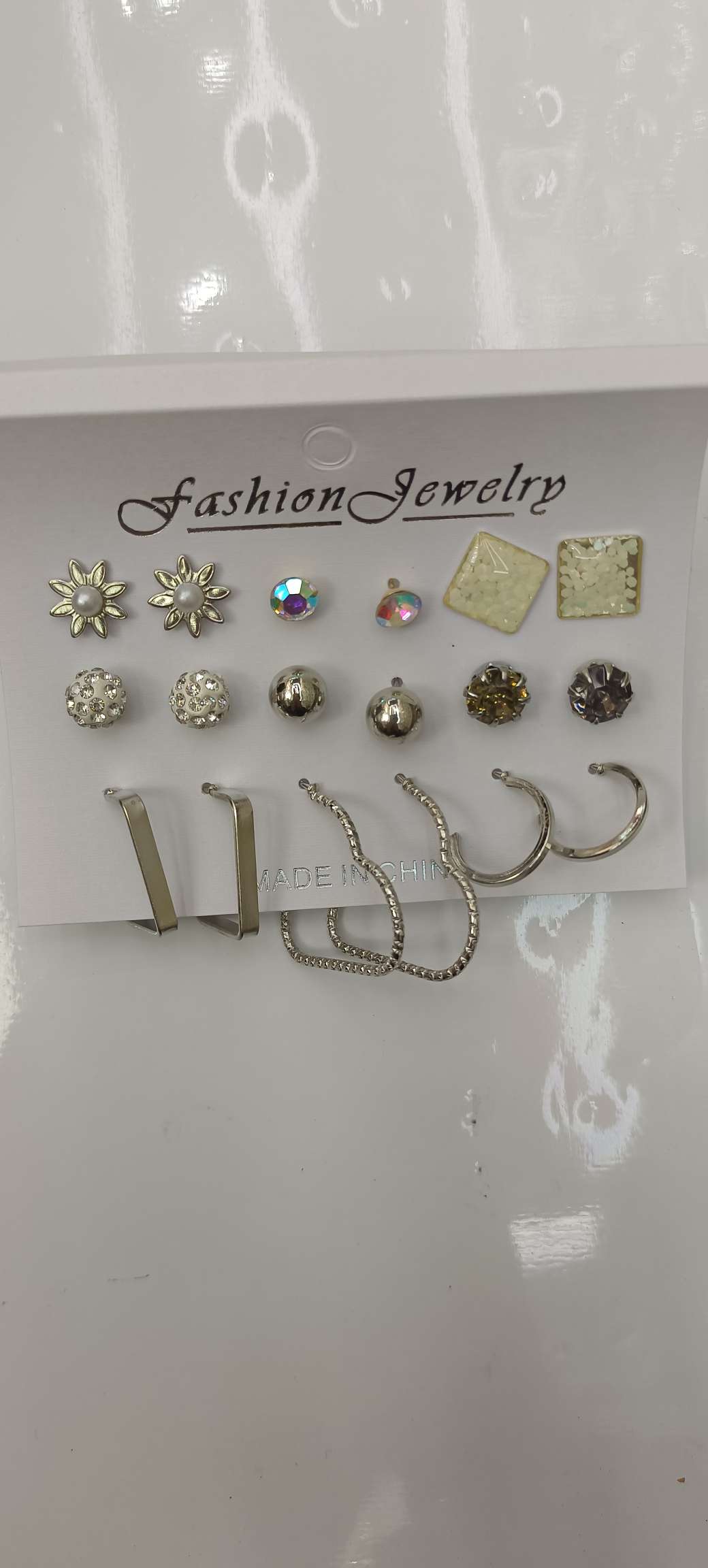 New fashionable and simple ear accessories with four-pronged stud earrings, ear piercings and ear clips Specification drawing