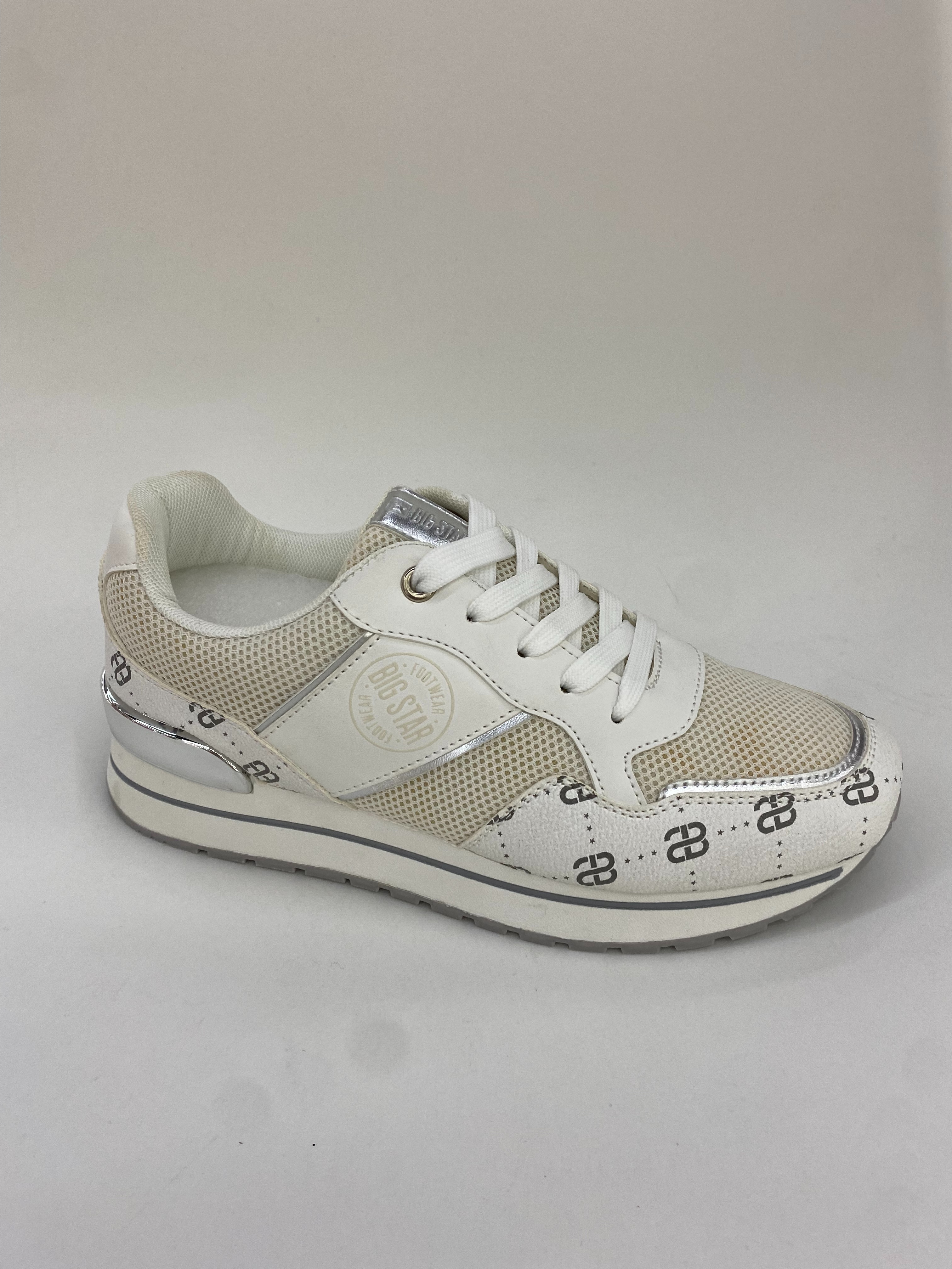 The new trendy women's summer casual sports shoes are breathable full figure