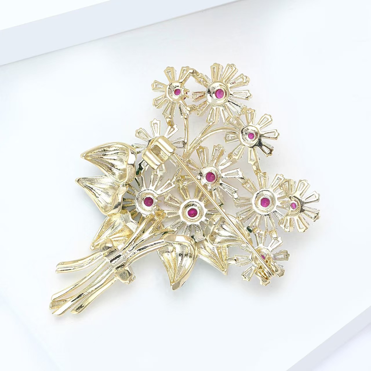 Cross-border Korean forest-themed light luxury Daisy bouquet brooch, micro-inlay zircon, personalized and versatile brooch dress, corsage accessory details Picture