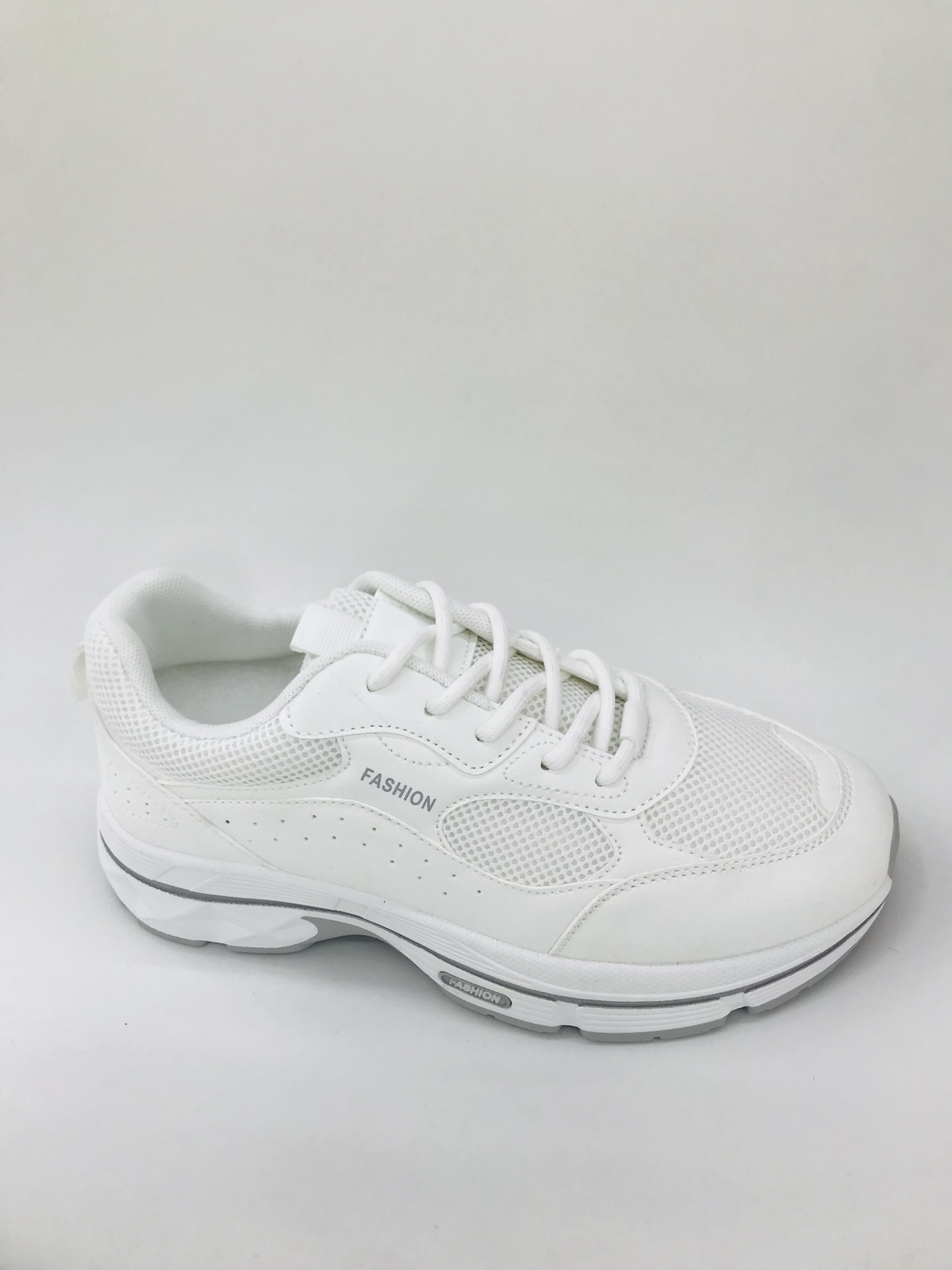 White sports shoes for women, casual and comfortable summer running shoes full figure