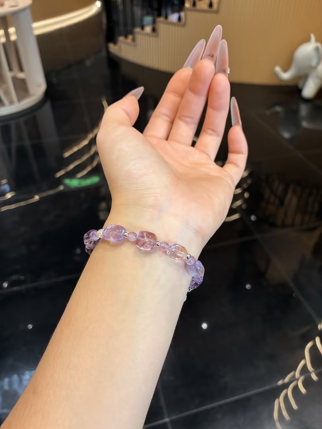 Amethyst bracelet is an absolutely beautiful and fashionable accessory. It is an exquisite bracelet and a great gift Specification image