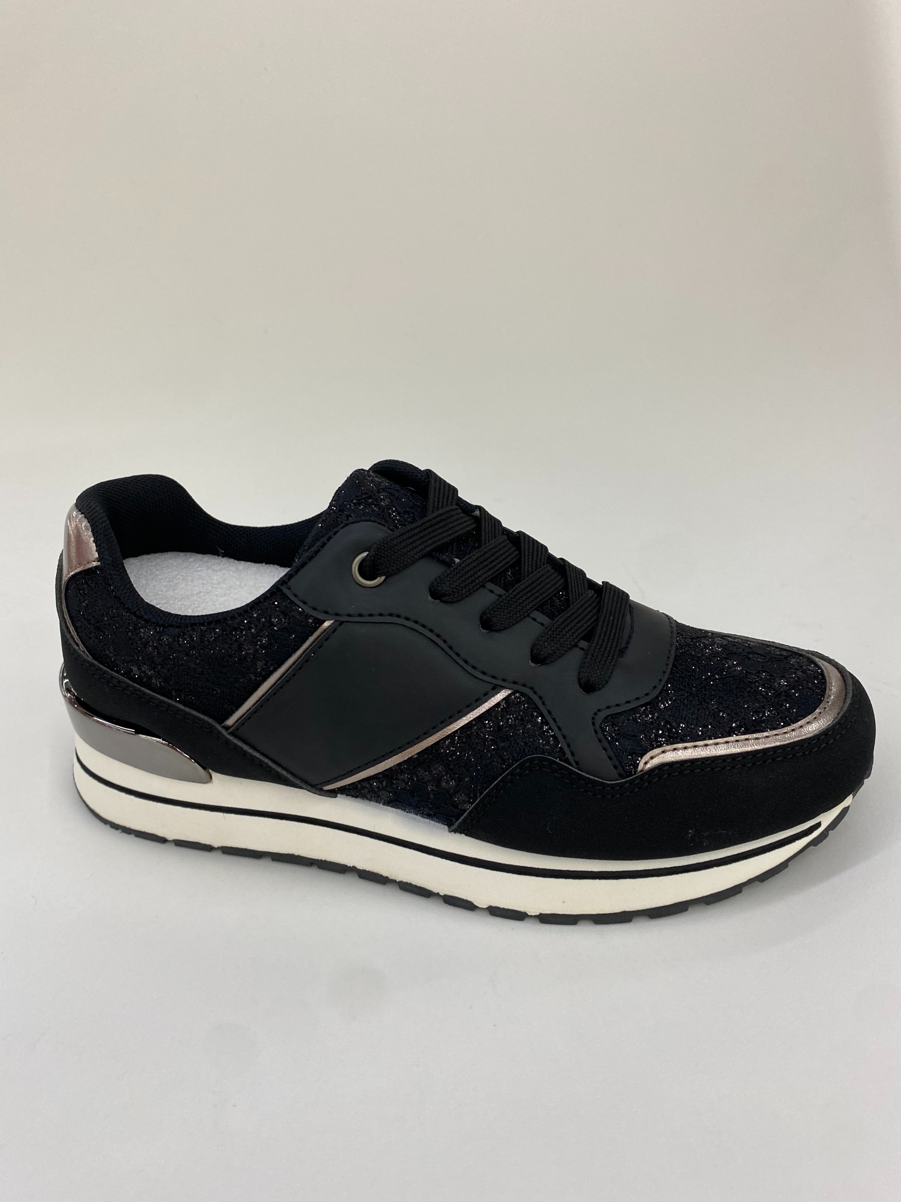 The new summer casual sports shoes are breathable, comfortable and have light soles Specification drawing