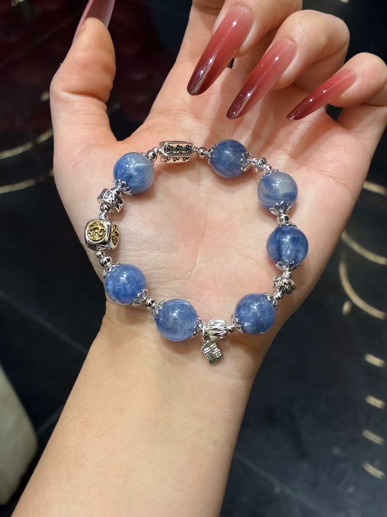 Lapis lazuli bracelet details Picture