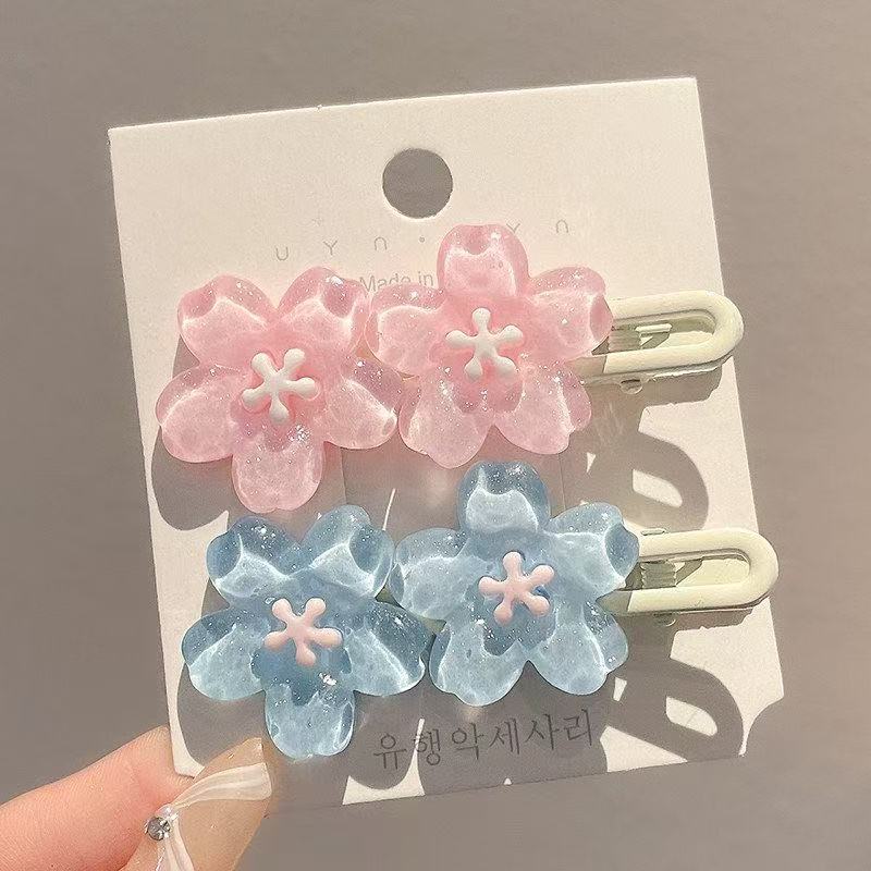 Jelly-colored cherry blossom one-line hair clips for girls, summer side bangs, forehead breakdowns, duckbillon clips, children's headwear, hair clips, acrylic hair clips, children's hair clips, hair clips, hairpin grabbers Application Scenario