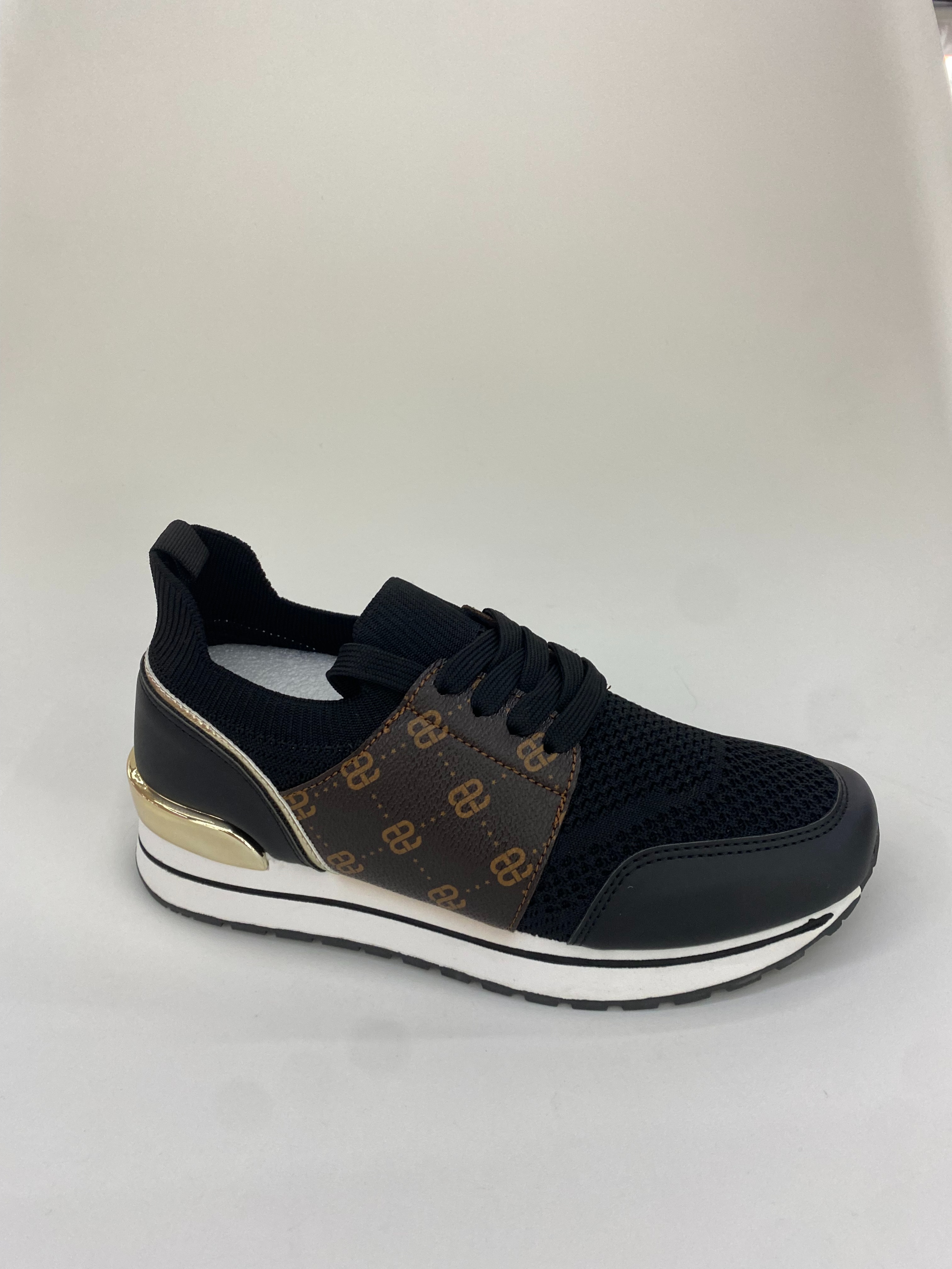 The new women's summer casual sports shoes are breathable, comfortable, lightweight and anti-slip full figure