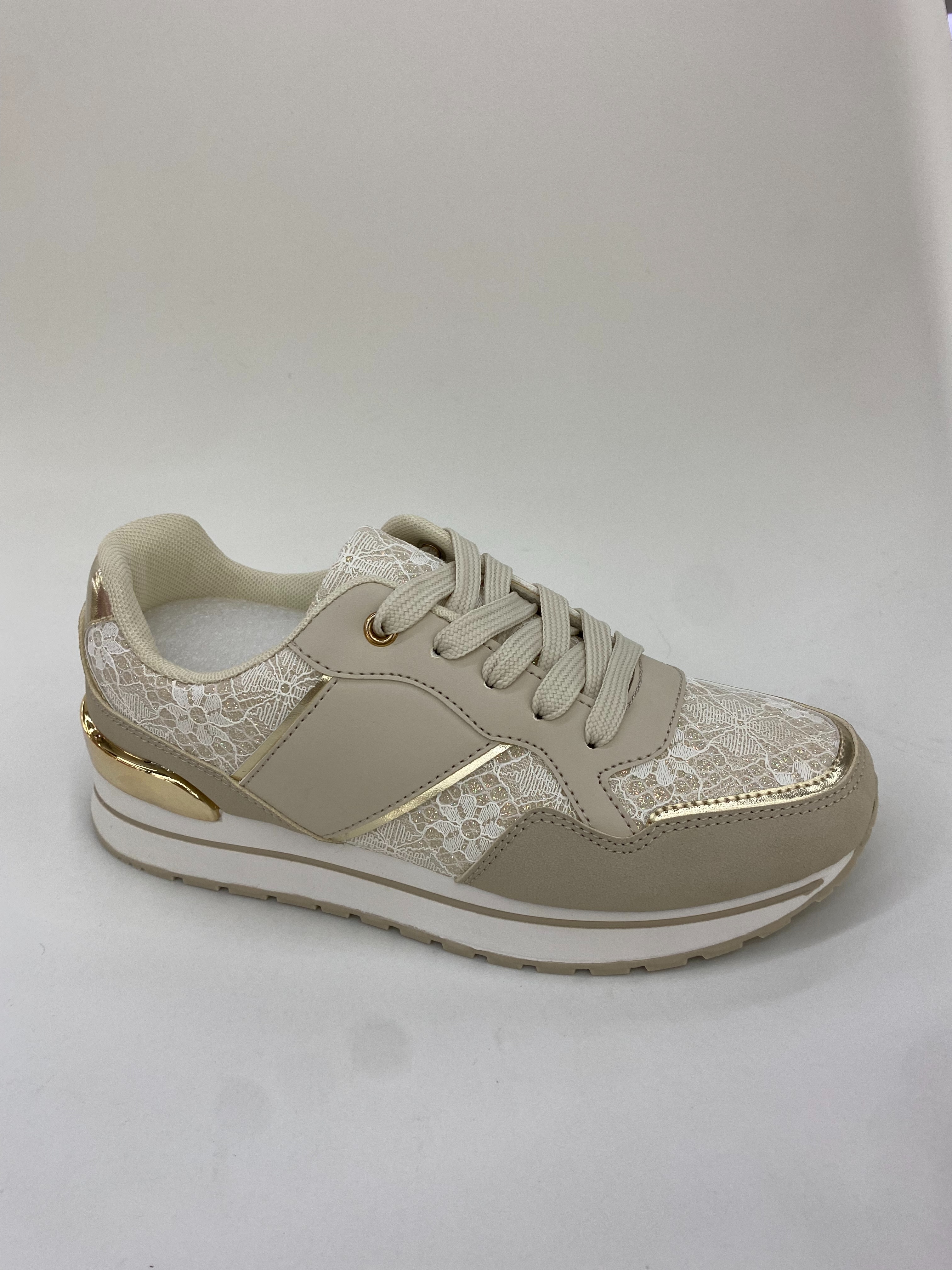 The new summer casual sports shoes are breathable, comfortable and have light soles details Picture