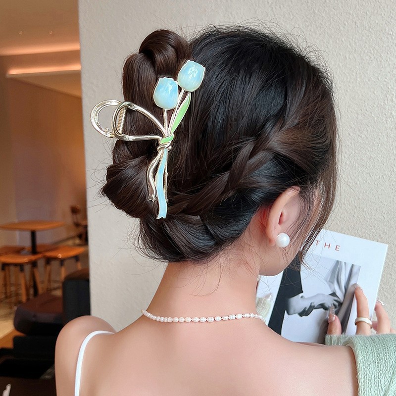 Super ethereal tulip metal flower grab clip, elegant and versatile for girls, shark clip, forest-style back hair bun, hair accessory, wedding hair accessory detail image 5
