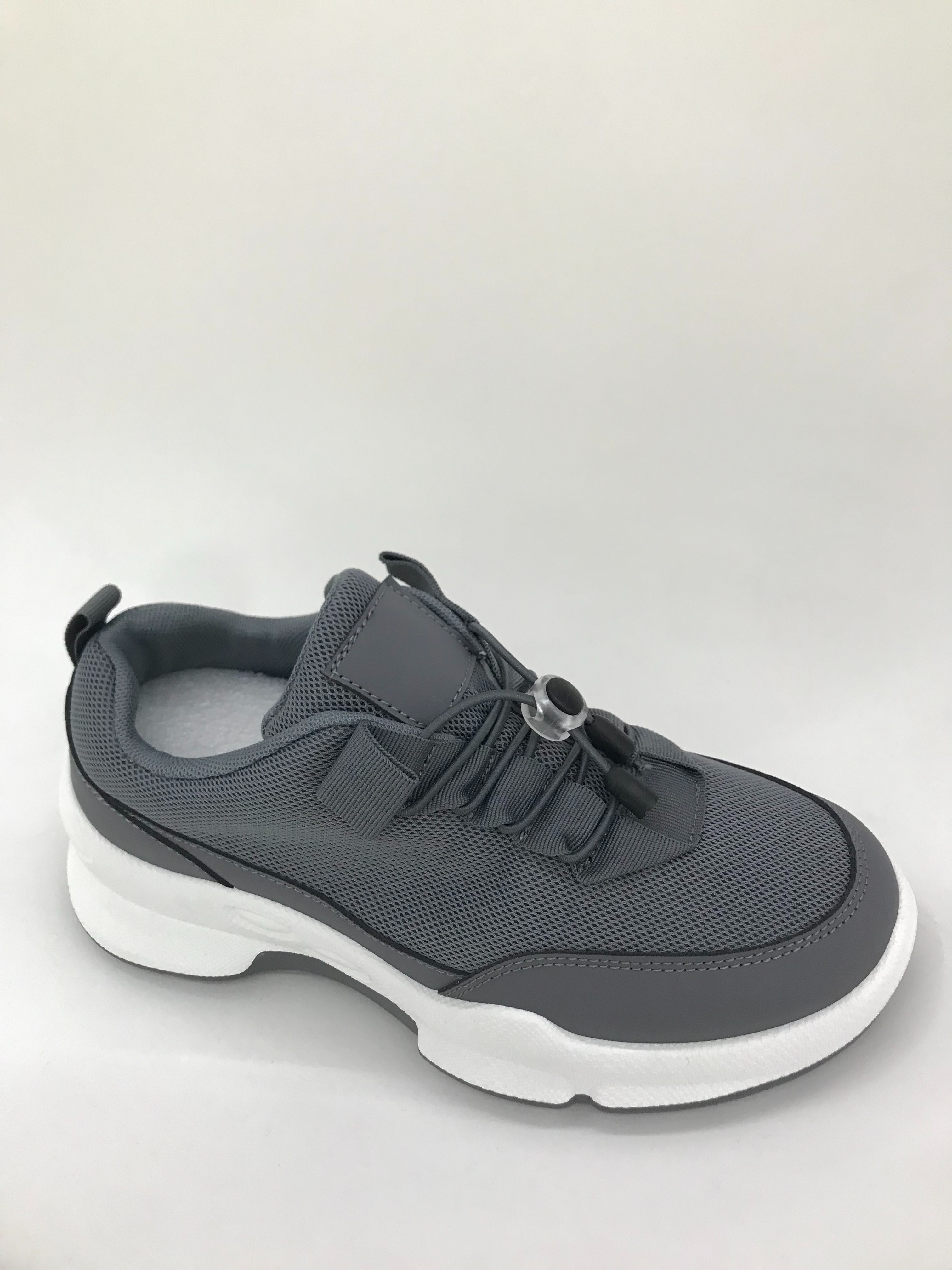 White sports Shoes, women's summer casual shoes, trendy style Application Scenario