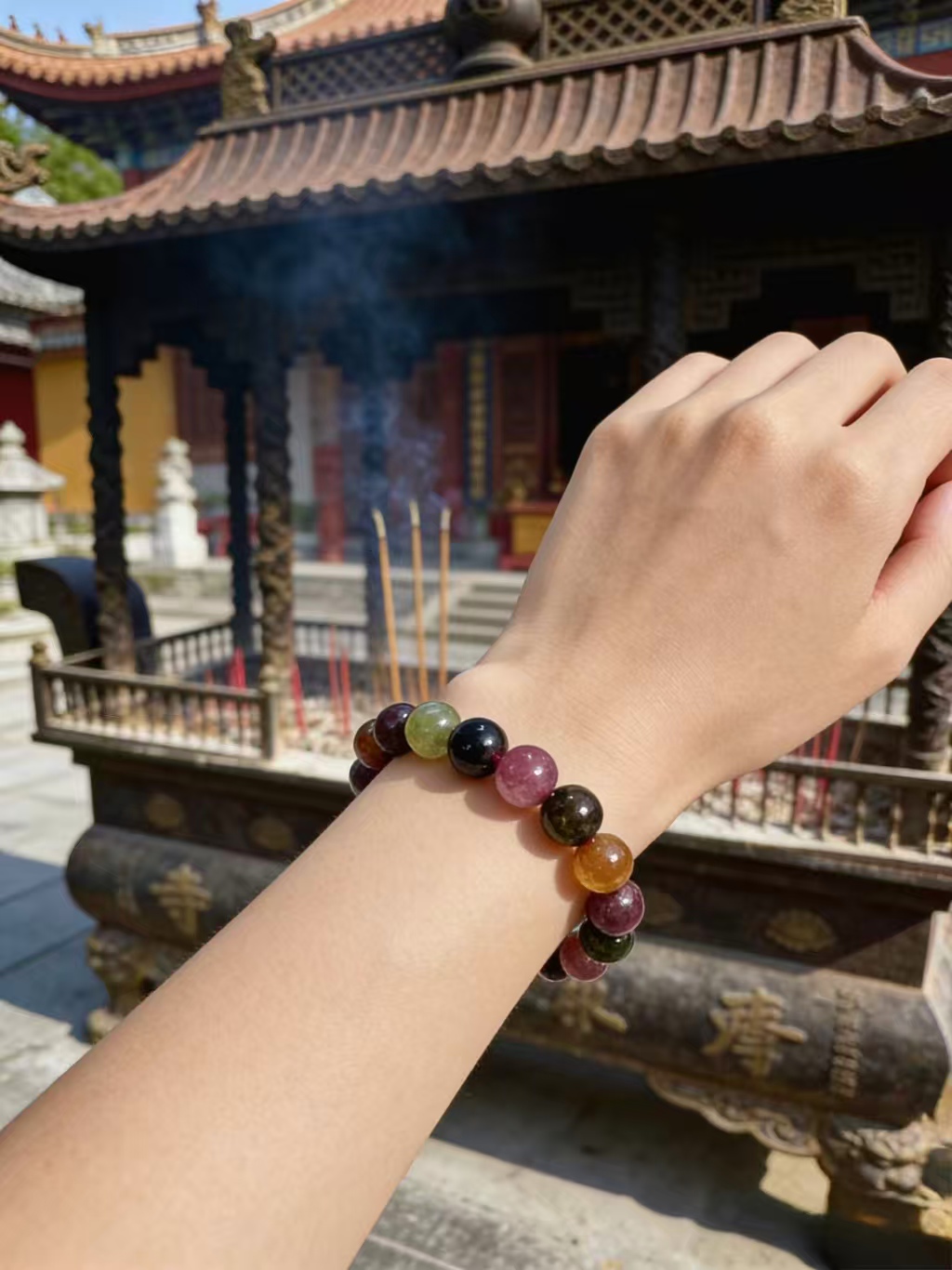The Bixi Multi-treasure bracelet is a fashionable bracelet with a traditional Chinese style, a trendy and wonderful item details Picture