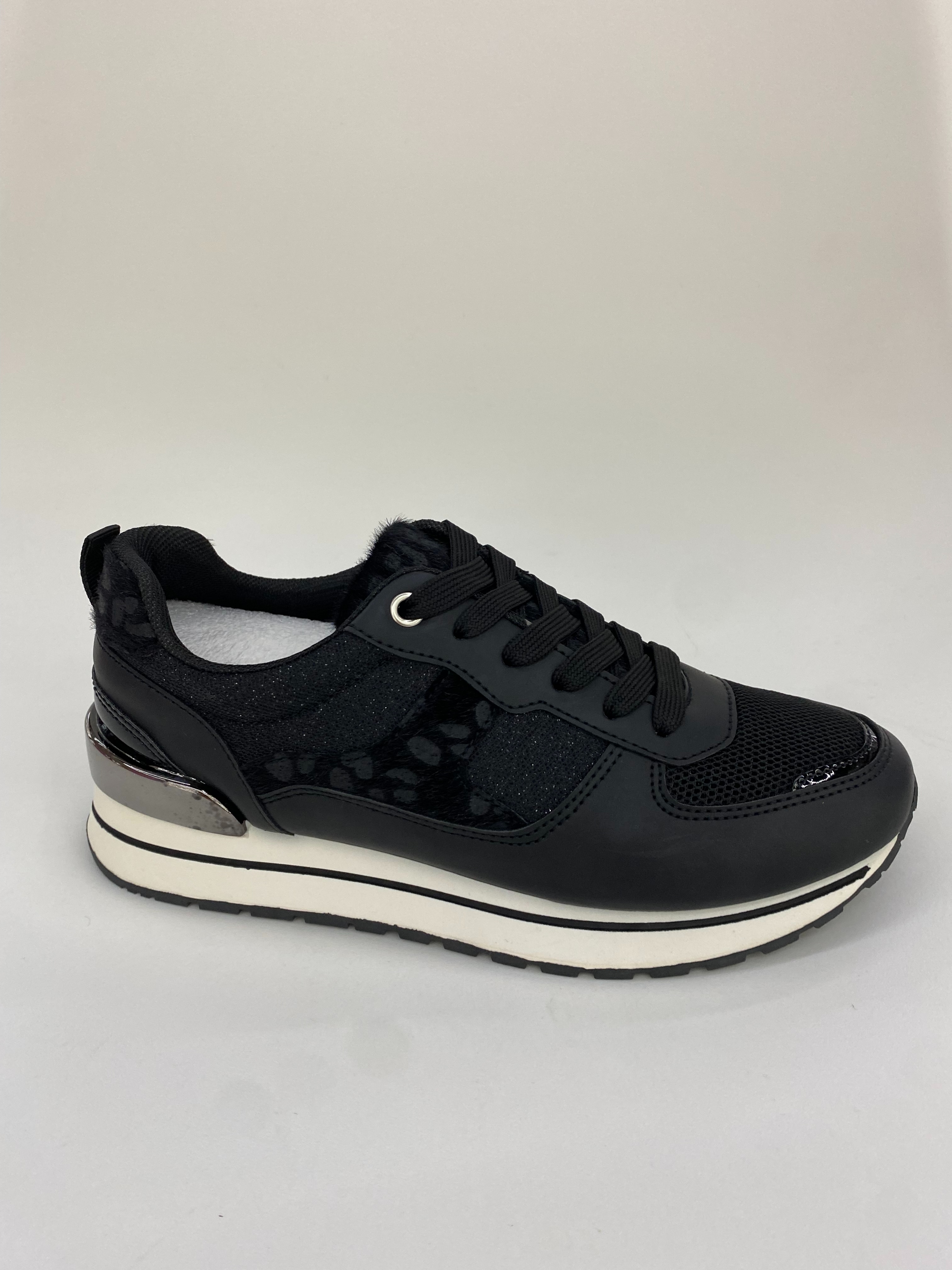 The new women's summer sports shoes are breathable, comfortable, lightweight and versatile full figure