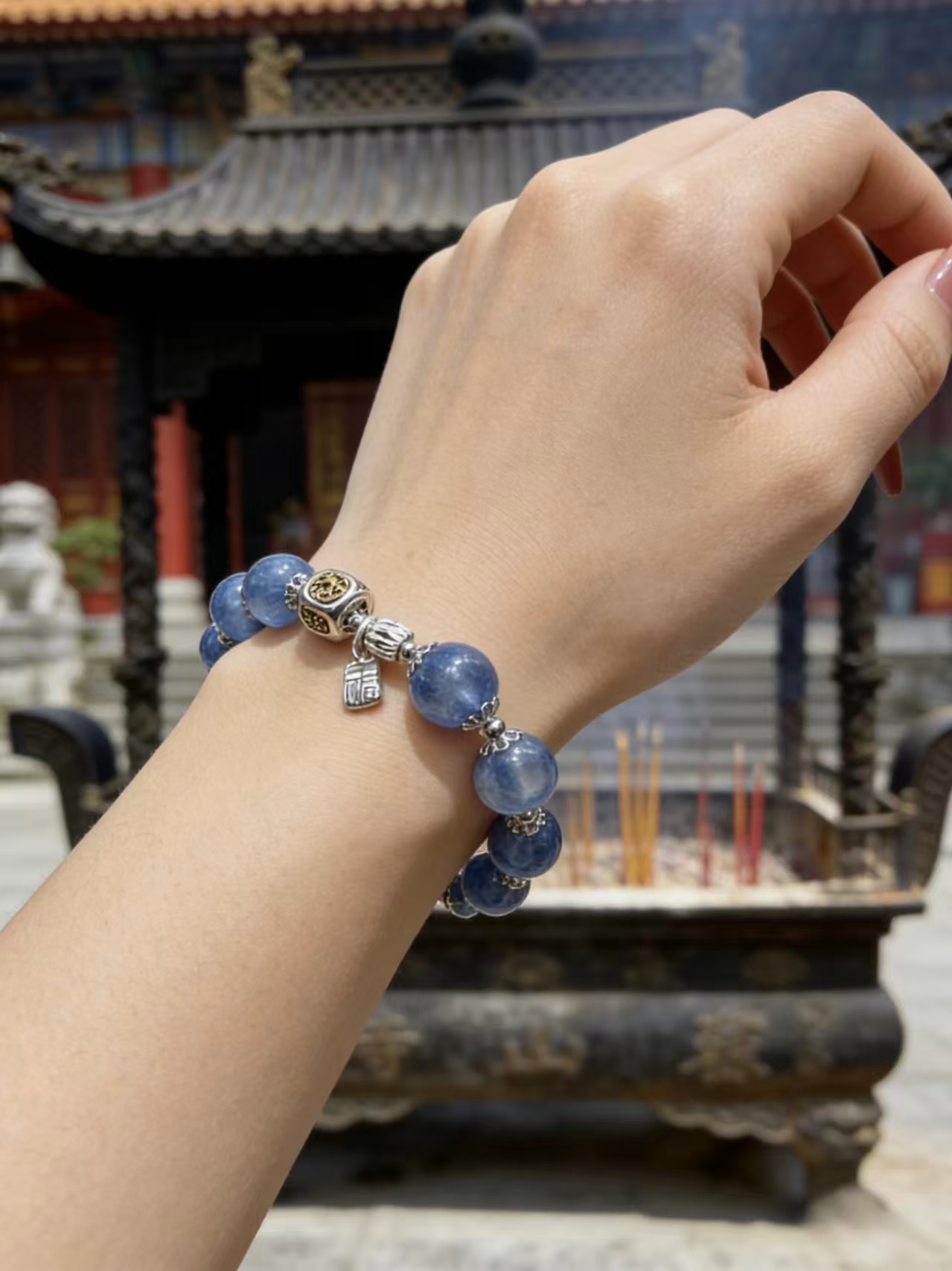 Lapis lazuli bracelet Application Scenario