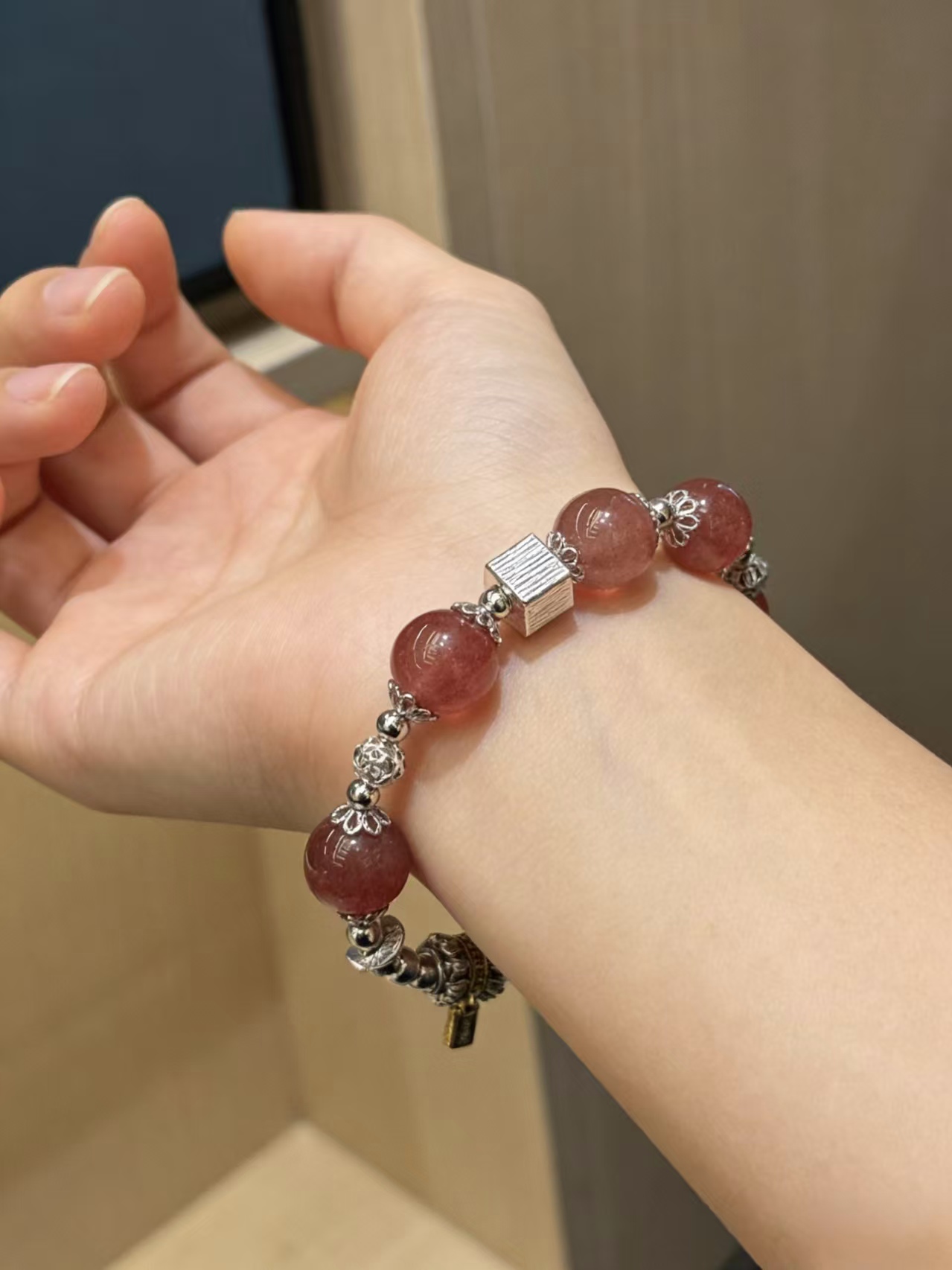 Strawberry crystal bracelet, a new exquisite and fashionable accessory Specification image