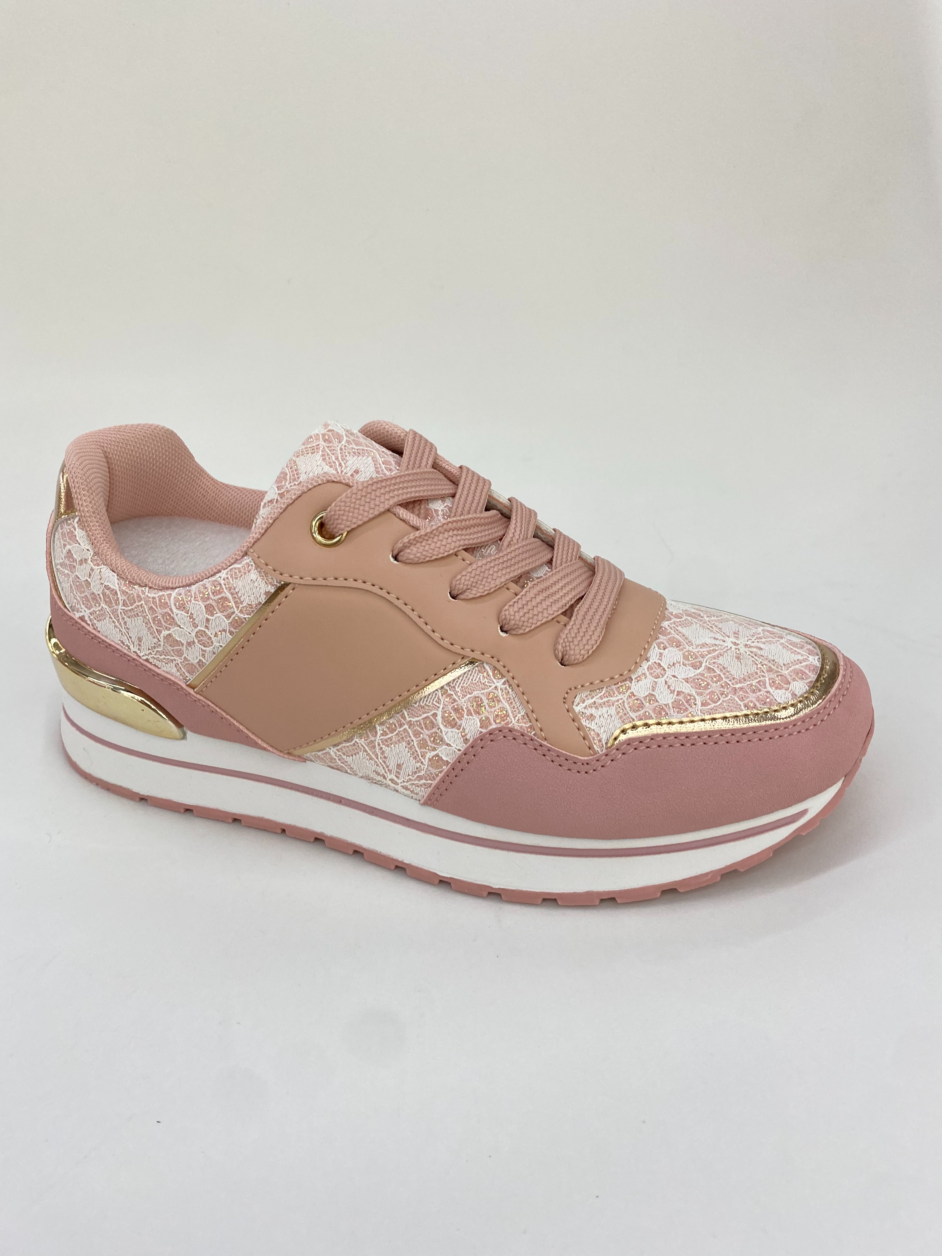 The new summer casual sports shoes are breathable, comfortable and have light soles full figure