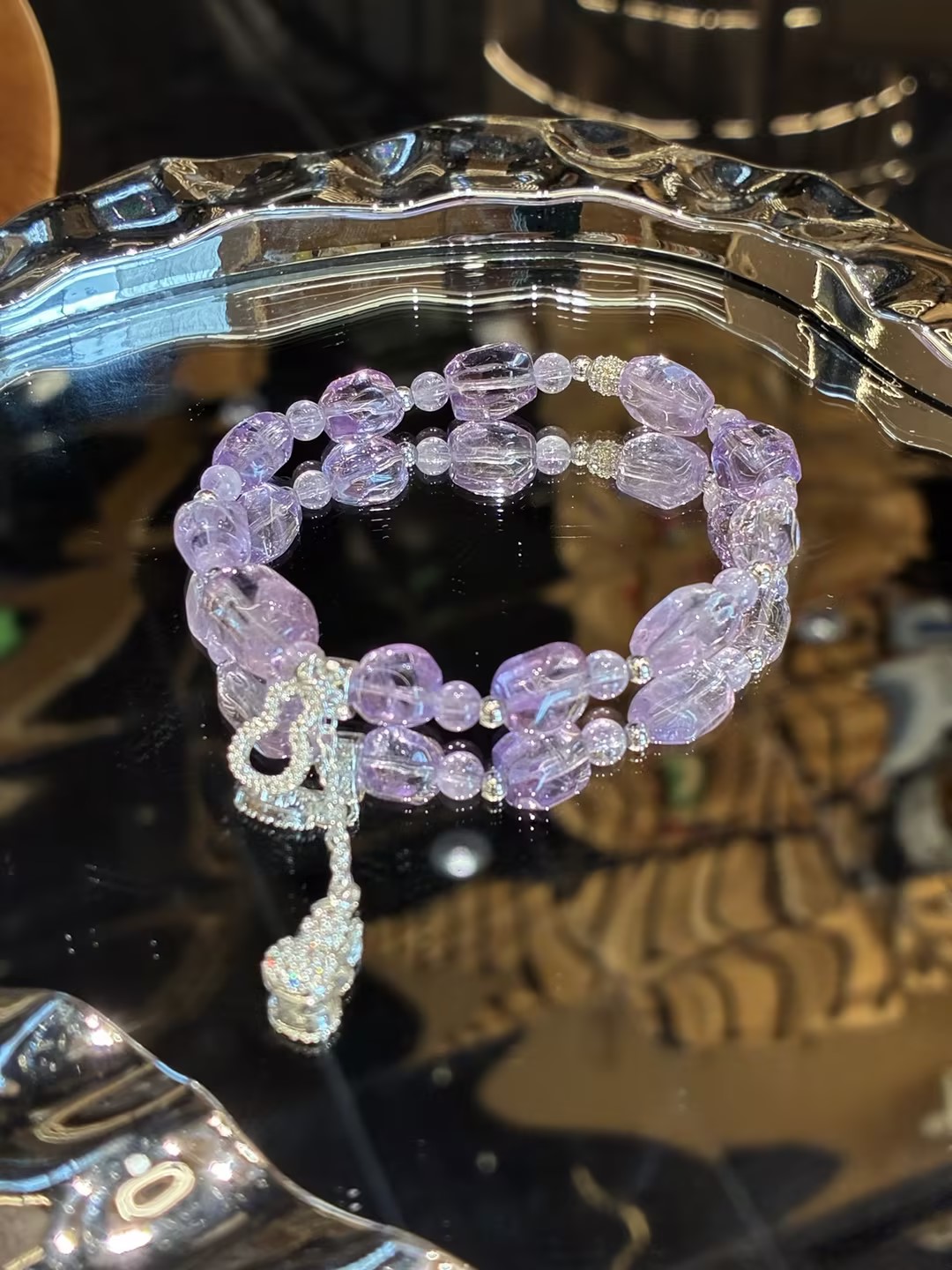 Amethyst bracelet is an absolutely beautiful and fashionable accessory. It is an exquisite bracelet and a great gift details Picture