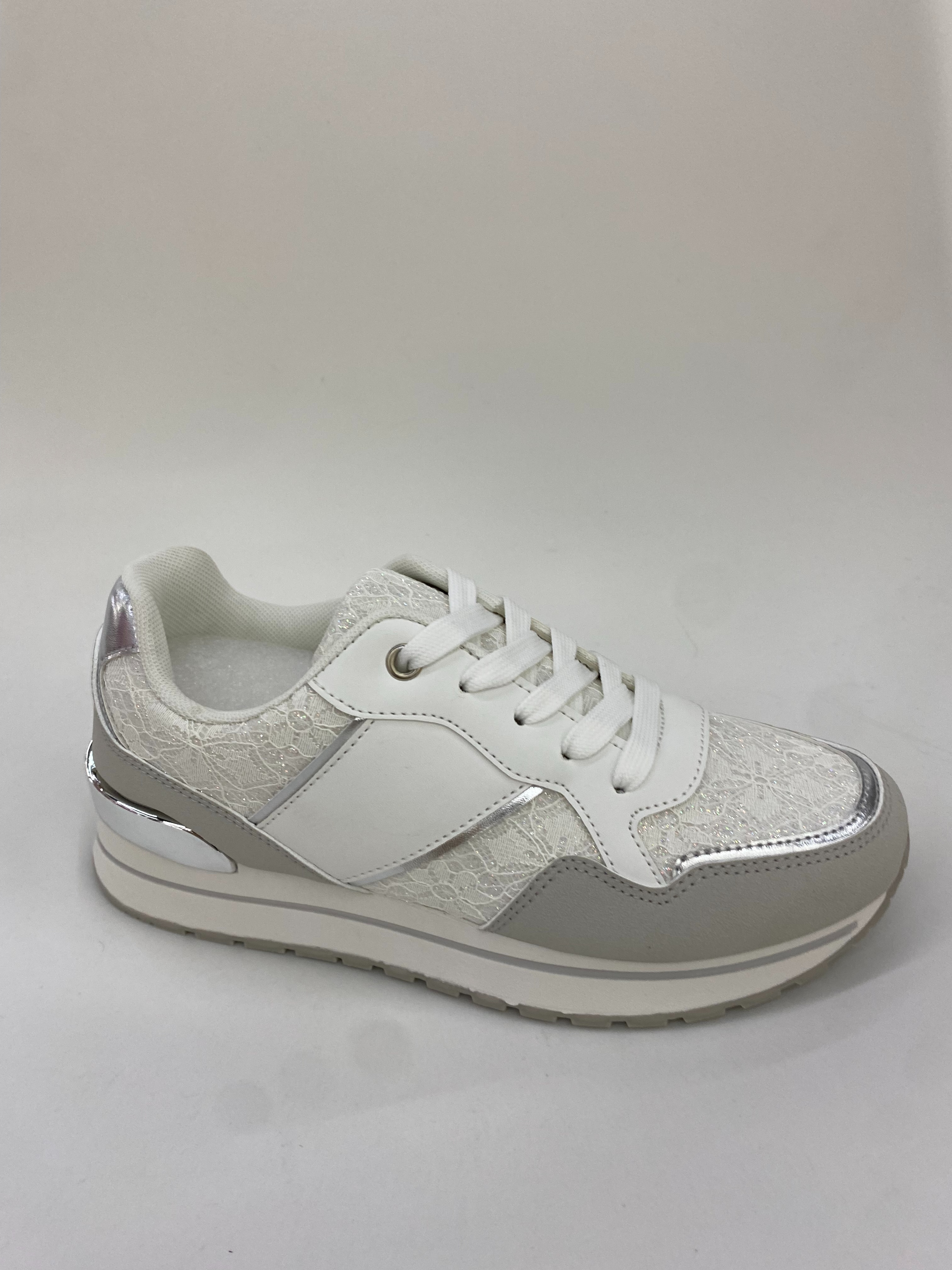 The new summer casual sports shoes are breathable, comfortable and have light soles Application Scenario