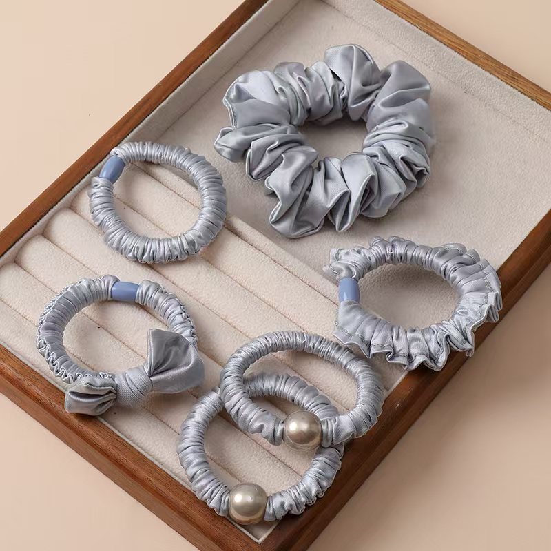 The new style of hair tie in 2026 features a simple pearl-like hair band, a large intestine band, and a high-elasticity thick leather band for women to tie their hair